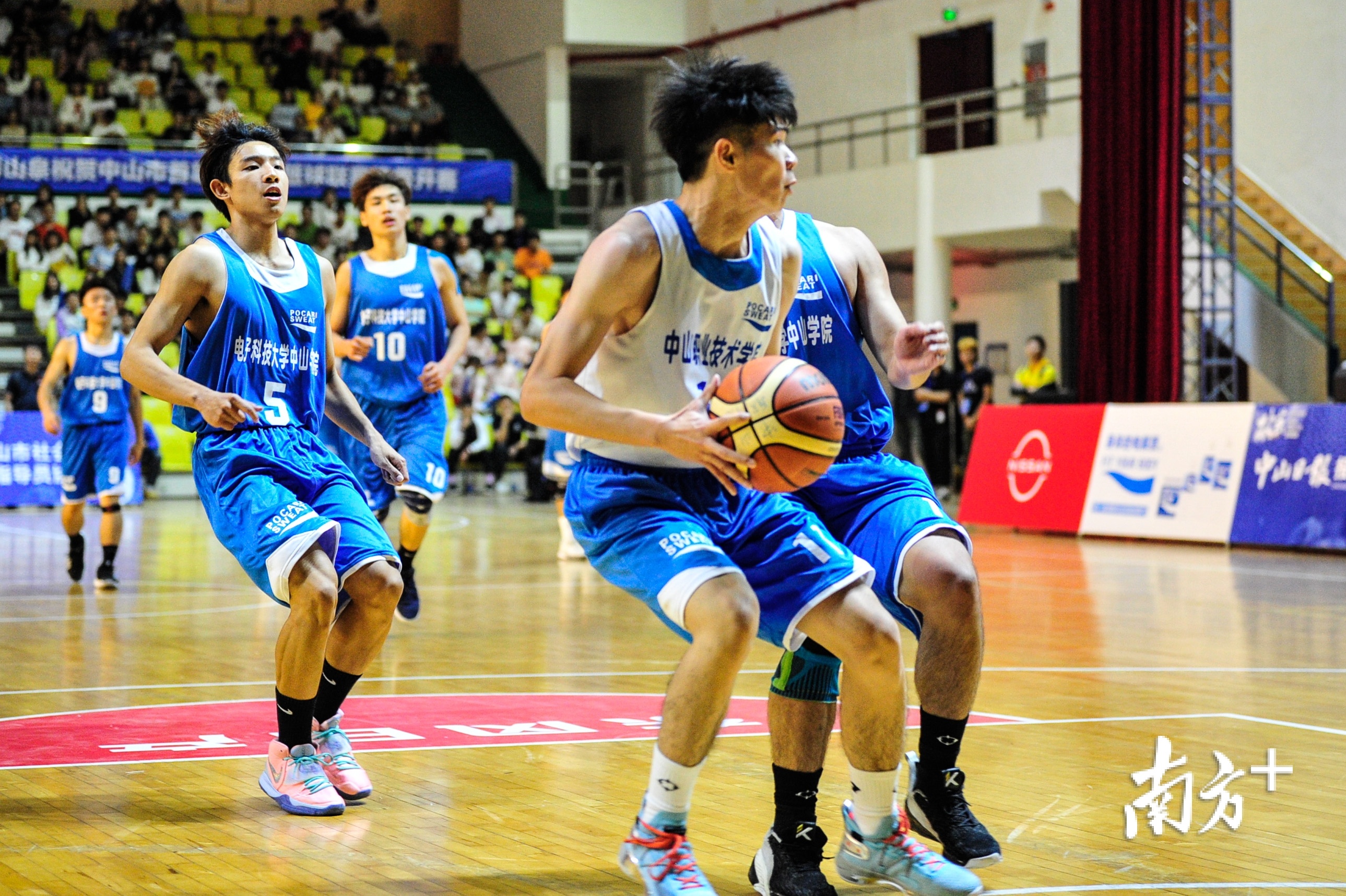 球员突破篮下。 球员突破篮下。