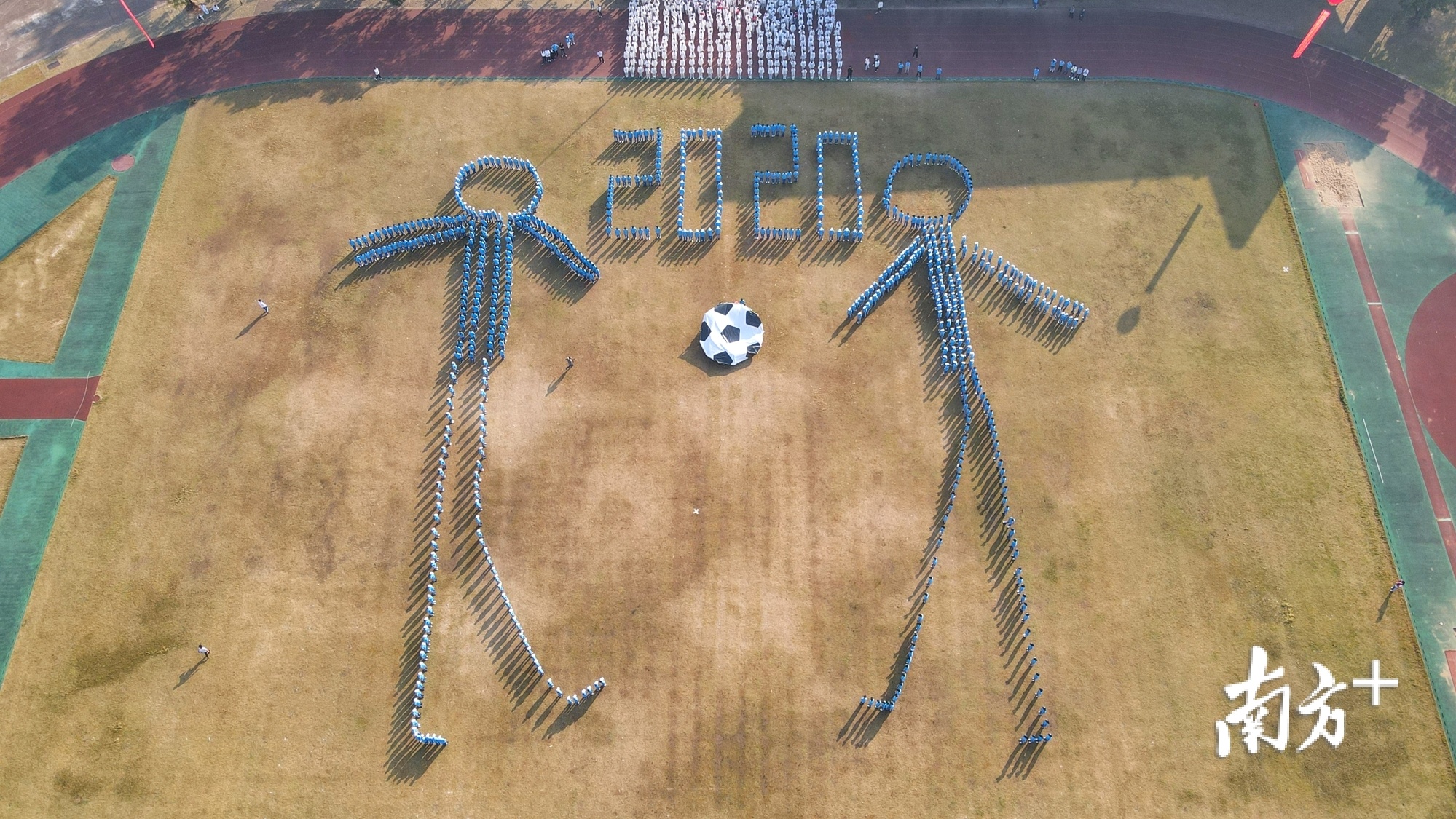 高一年级创意足球方阵。