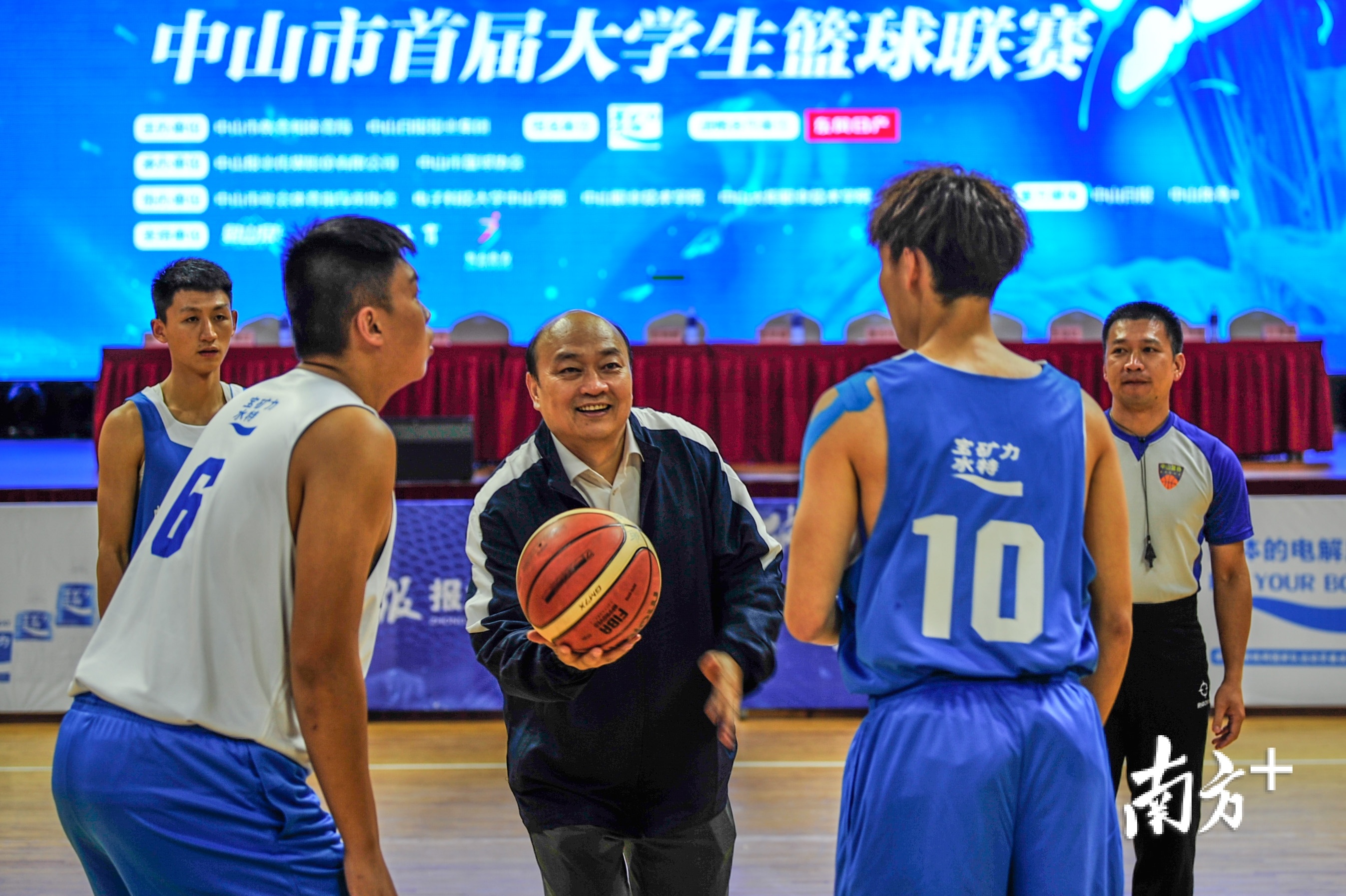 广东中山市教育和体育局局长彭晓新为联赛开球。 广东中山市教育和体育局局长彭晓新为联赛开球。