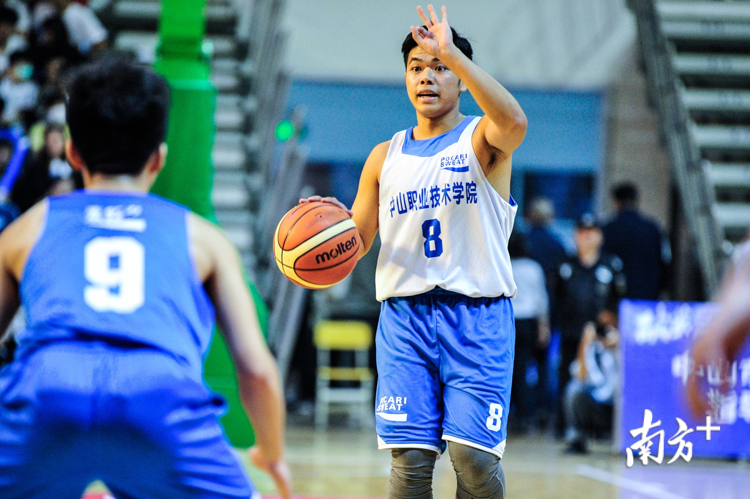 球员组织进攻。 球员组织进攻。