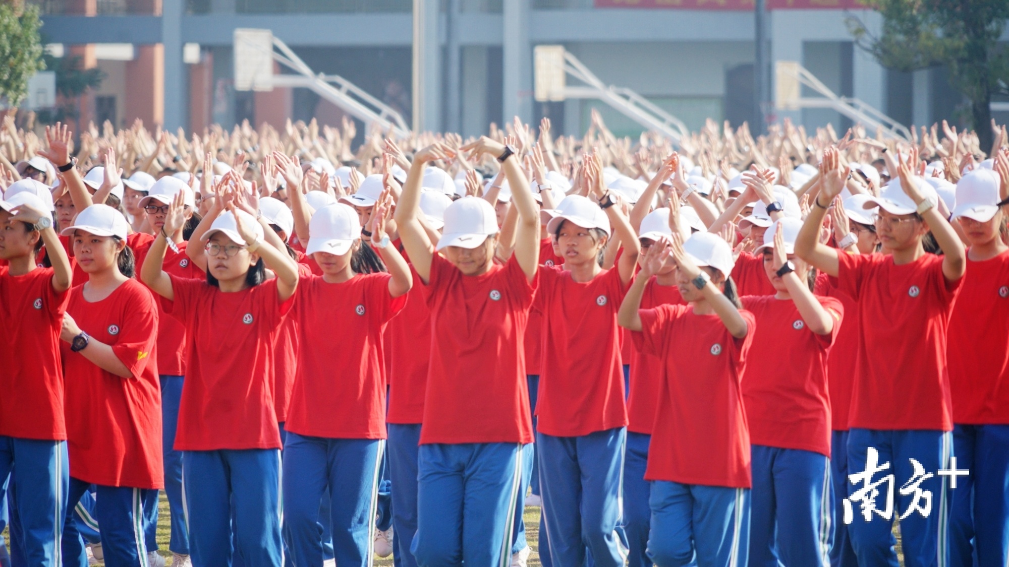 6000余名学子在伴随会歌《健康动起来》齐舞。
