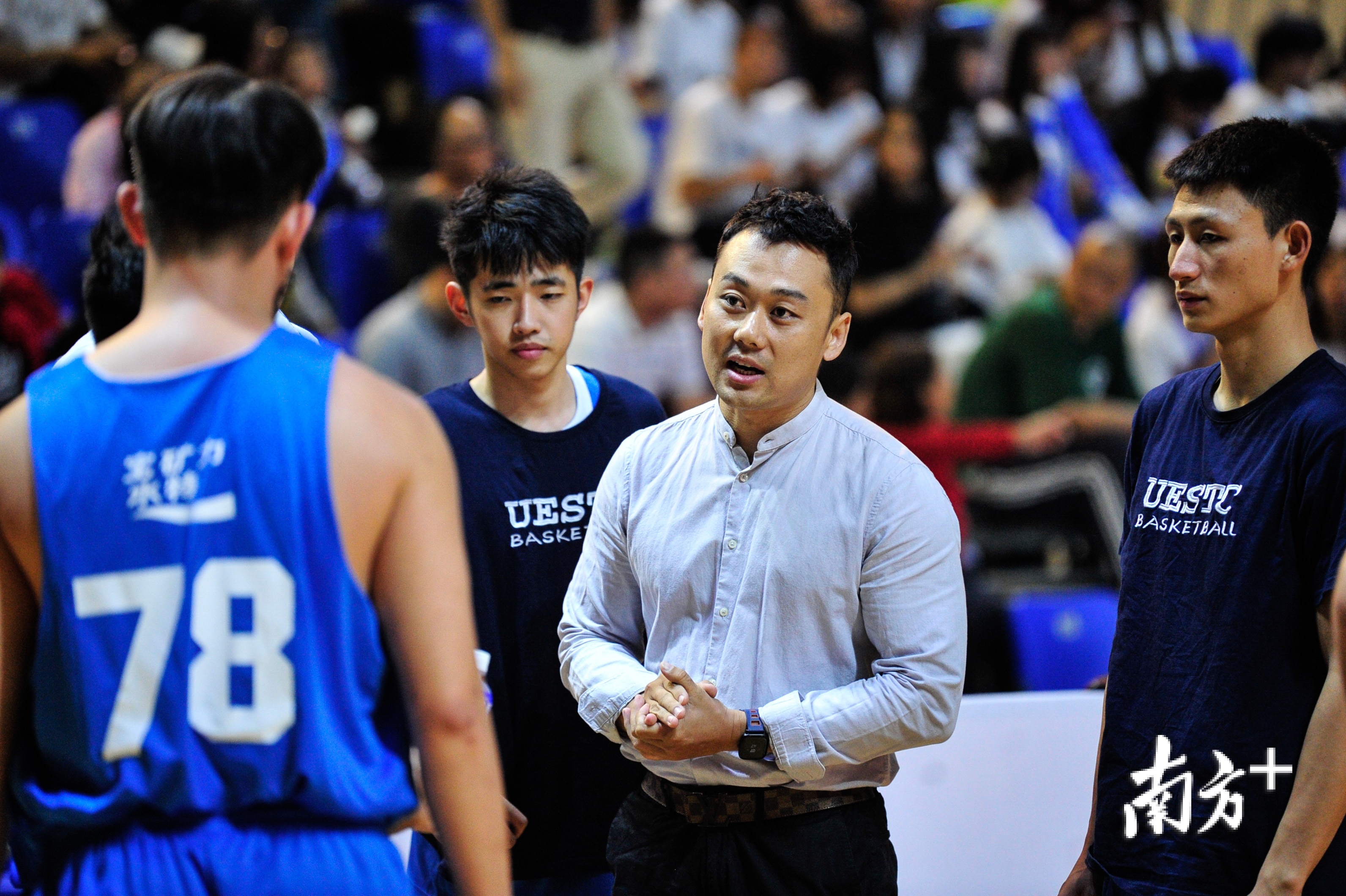 教练为球员布置战术。 教练为球员布置战术。