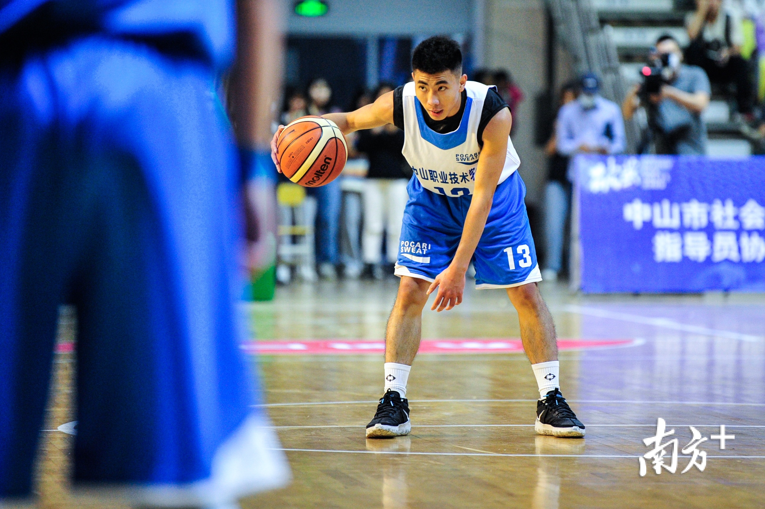 球员跑战术,看走位。 球员跑战术,看走位。