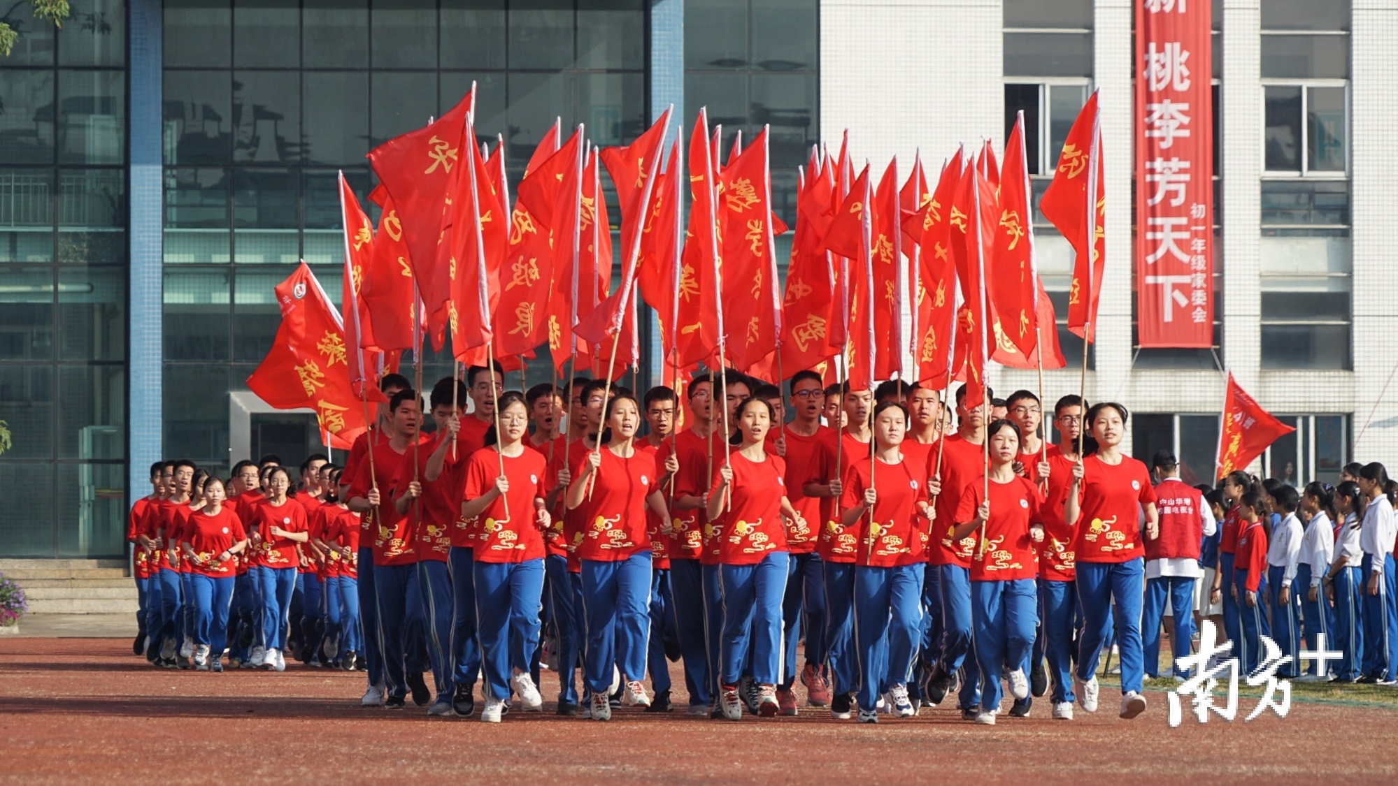 高三年级方阵用铿锵有力的步伐,用响彻云霄的口号彰显决胜高考的斗志。