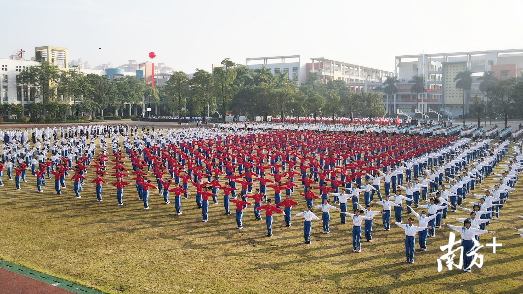 初一年级方阵跳起了21世纪校园广播操。