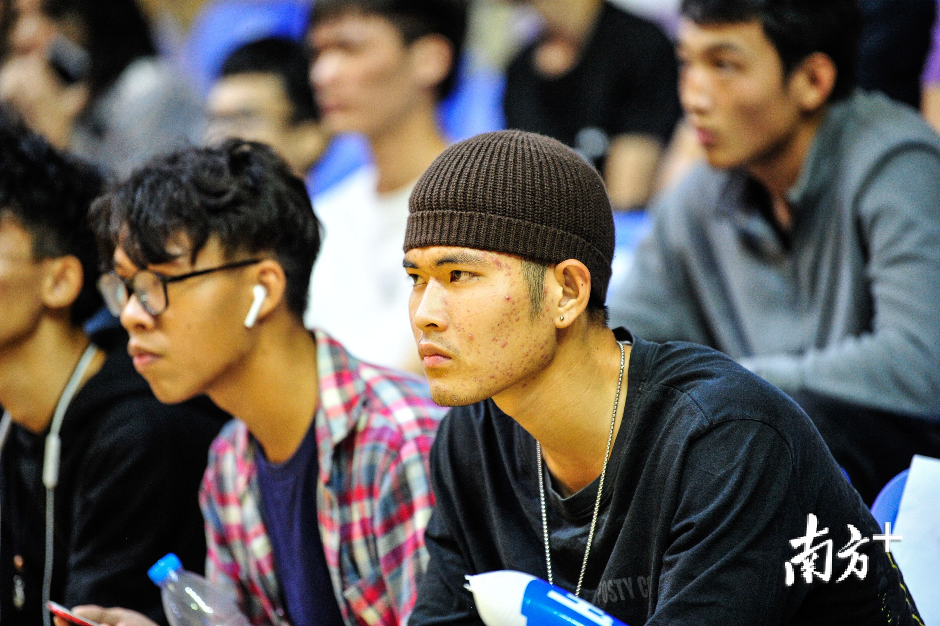 现场观众为主队球员打气。 现场观众为主队球员打气。