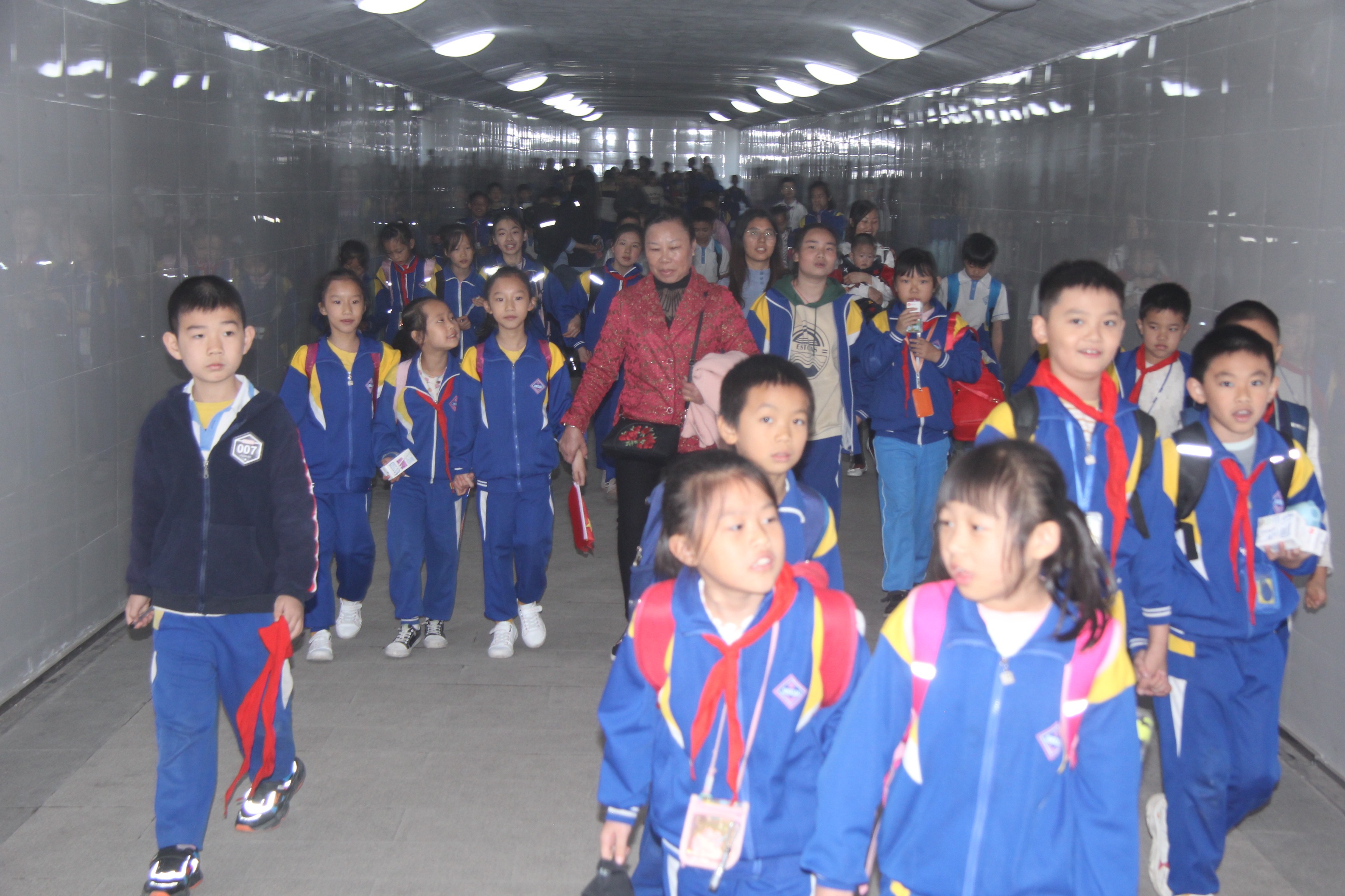 “以后上学再也不用担心过马路了”