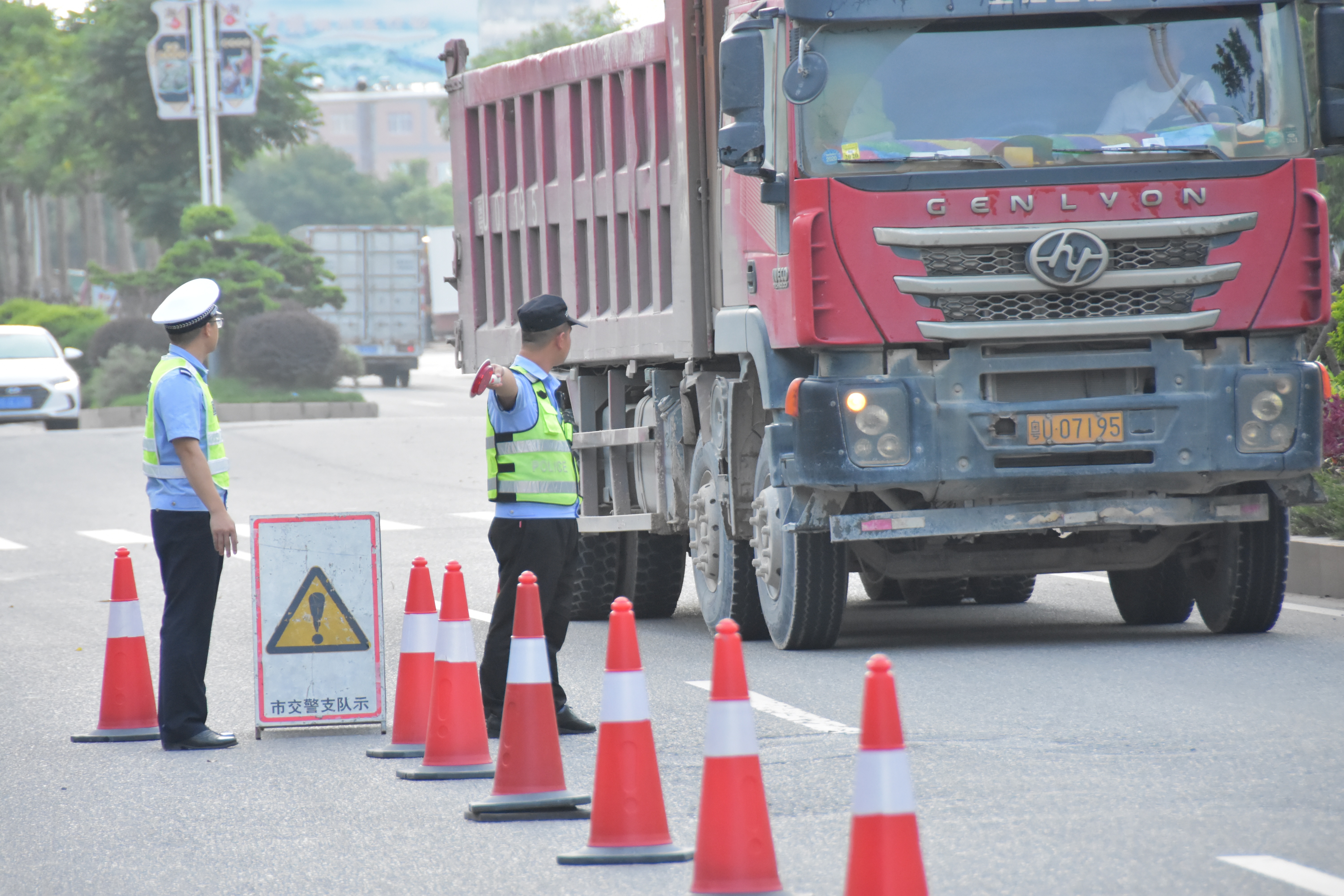 潮州交警推进道路交通安全专项整治行动。