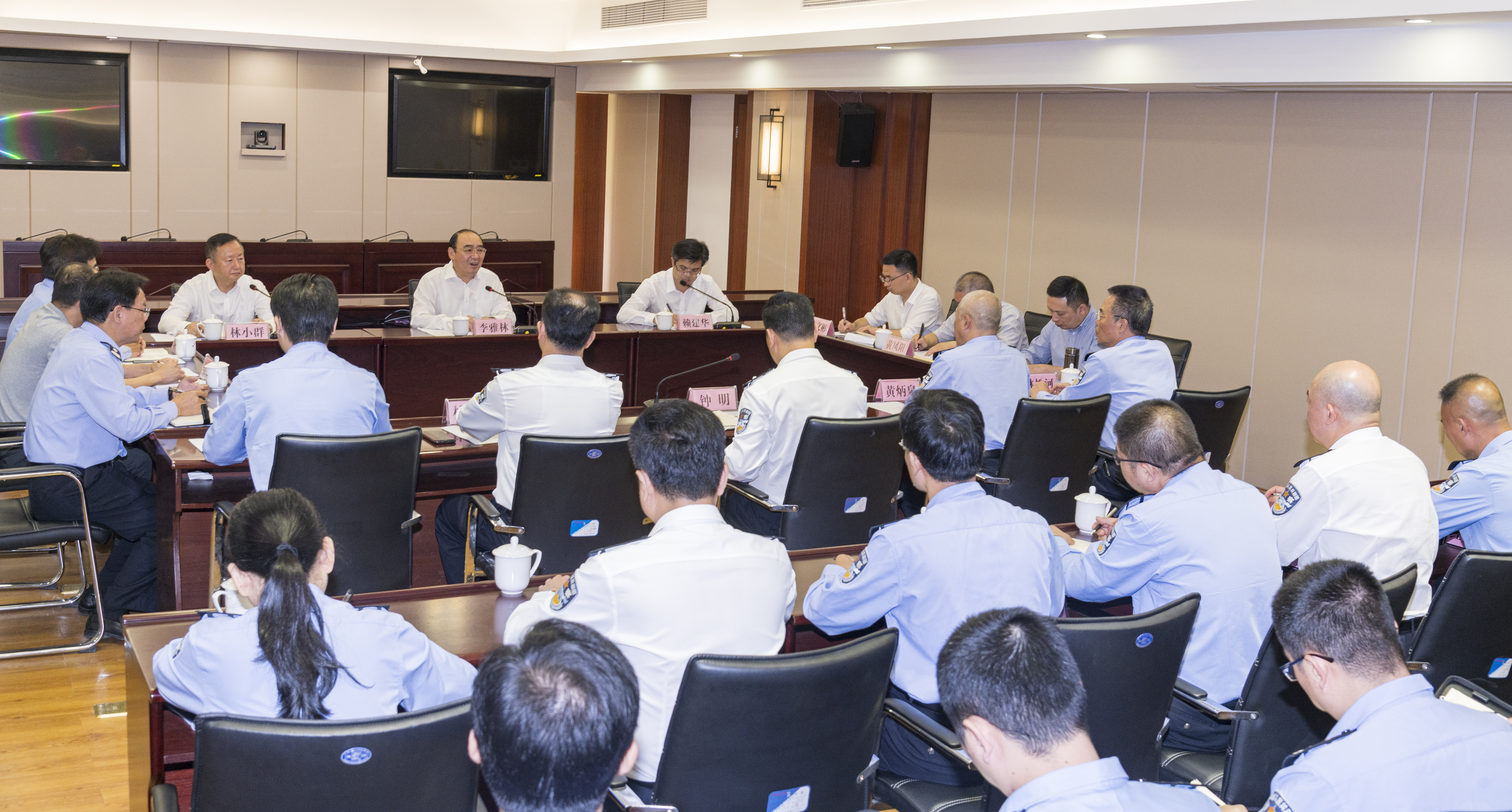 李雅林在潮州市公安局召开座谈会。