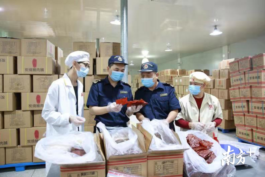 潮州海关对出口食品实施抽样检验。