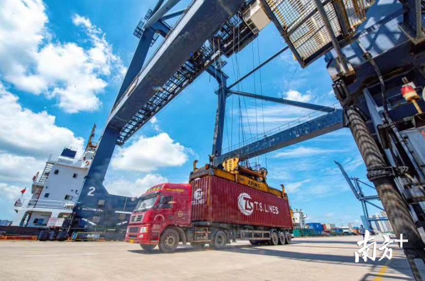 企业车辆通过“船边直提”模式直接提取进口货物集装箱。