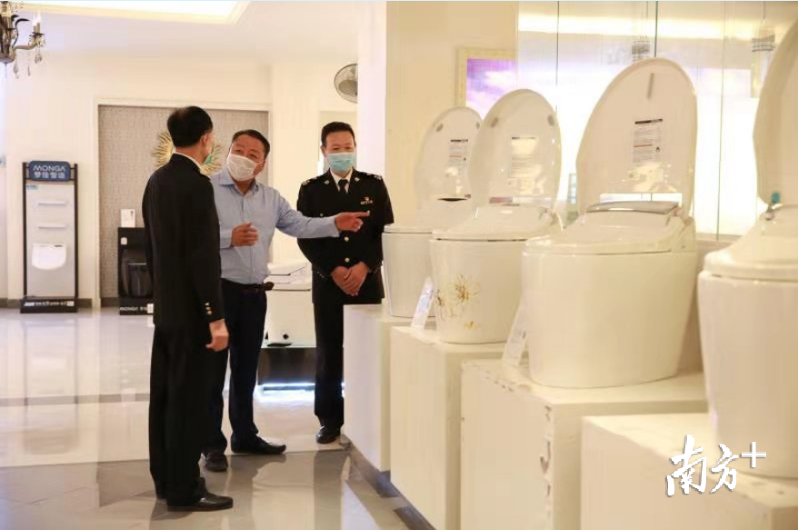 潮州海关关员到瓷质卫生洁具企业调研。