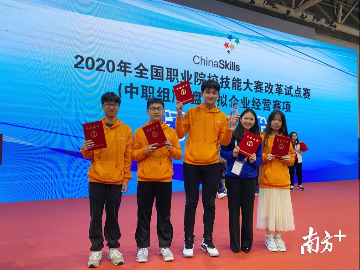 获奖师生（从左到右）：邓梓泳、叶嘉星、伍熙畅、张玉玲老师、林培佩