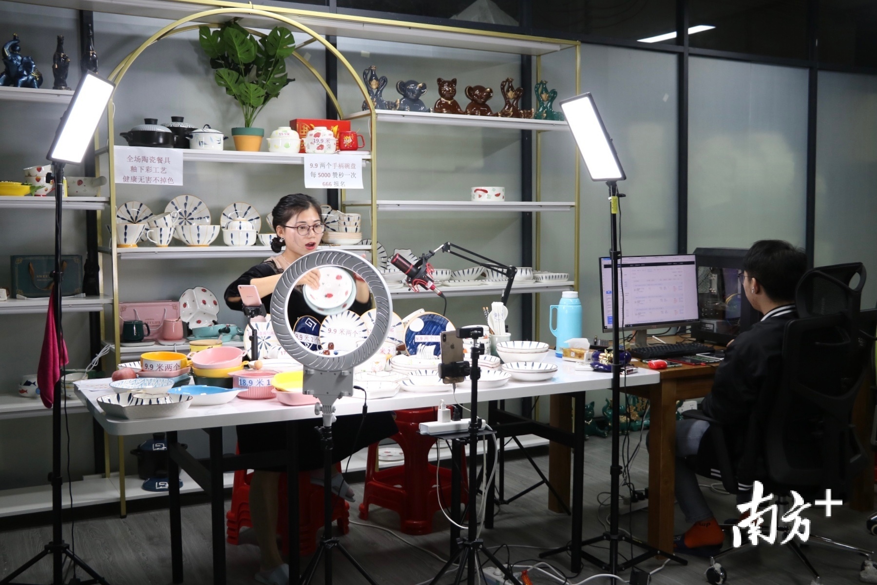 公司每天都有专门的直播人员在线上推介陶瓷产品。许钰敏 摄