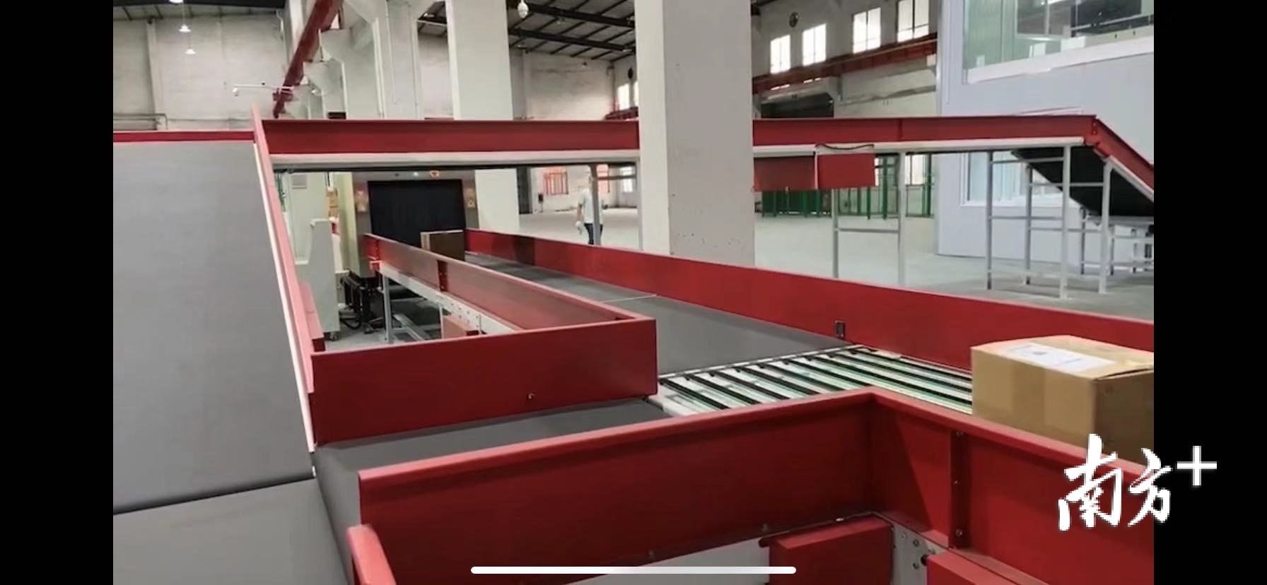 高明珠江货运码头的跨境电商站场中，跨境包裹正在经过查验线。高明江通供图