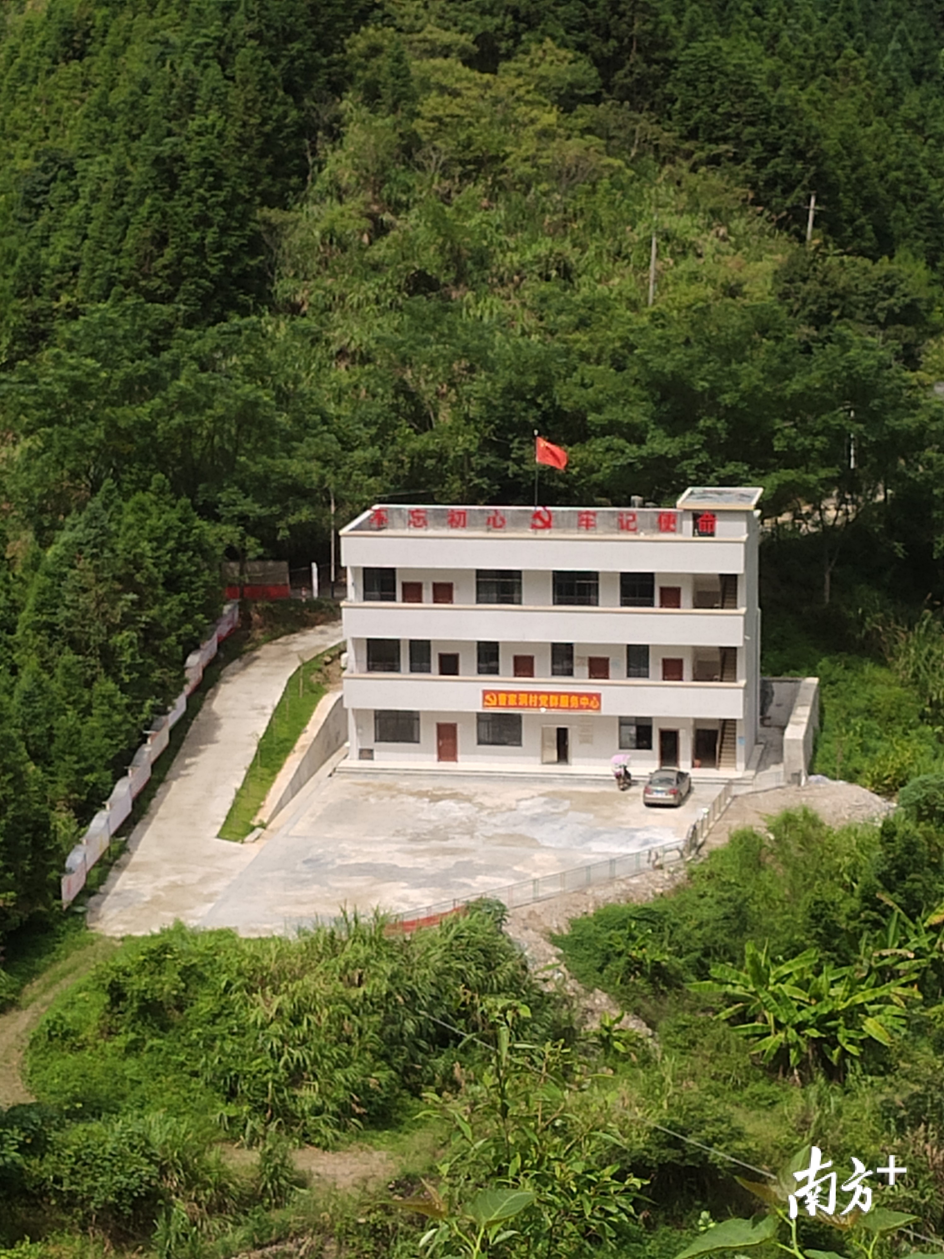 东莞银行出资援建对口扶贫村--曹家洞村的党群服务中心。