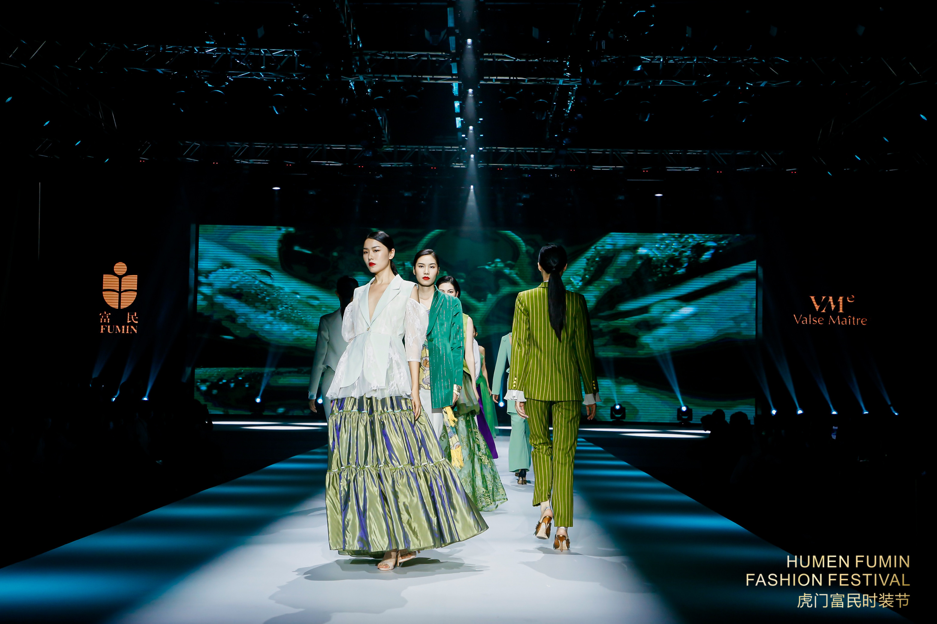 以《林间禅语》为主题的2021虎门富民春夏流行趋势专场发布，其设计灵感从宁静清幽林间中获取，主要色调有薄荷绿，古今黄，蜜瓜橙，流水蓝，黑白灰调等。