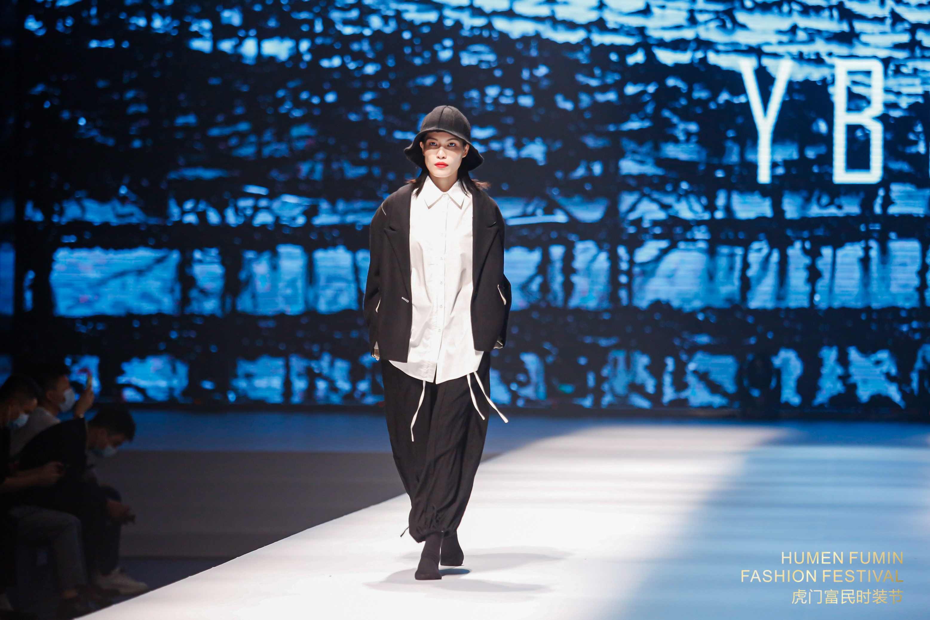 以《林间禅语》为主题的2021虎门富民春夏流行趋势专场发布，其设计灵感从宁静清幽林间中获取，主要色调有薄荷绿，古今黄，蜜瓜橙，流水蓝，黑白灰调等。