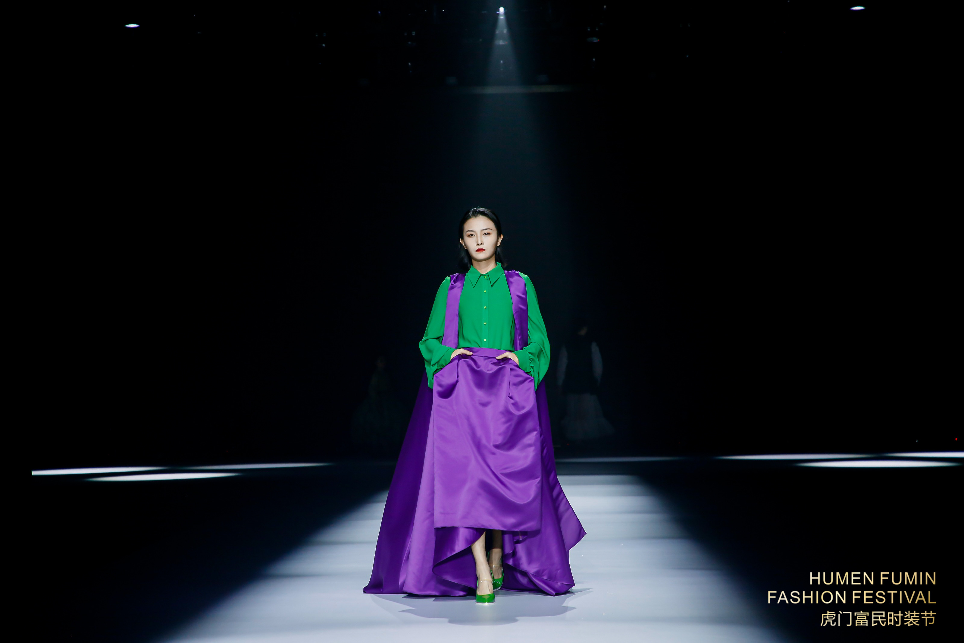 以《林间禅语》为主题的2021虎门富民春夏流行趋势专场发布，其设计灵感从宁静清幽林间中获取，主要色调有薄荷绿，古今黄，蜜瓜橙，流水蓝，黑白灰调等。