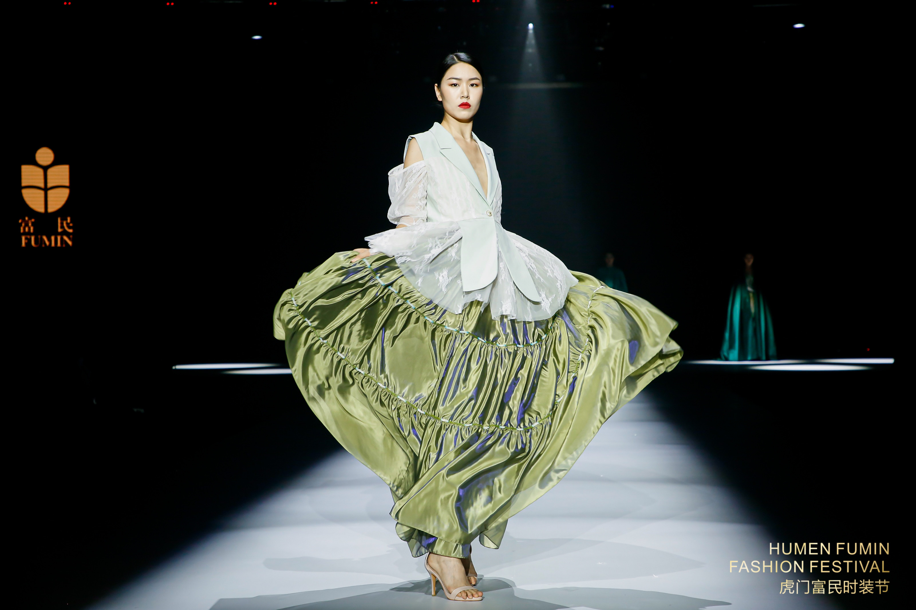 以《林间禅语》为主题的2021虎门富民春夏流行趋势专场发布，其设计灵感从宁静清幽林间中获取，主要色调有薄荷绿，古今黄，蜜瓜橙，流水蓝，黑白灰调等。