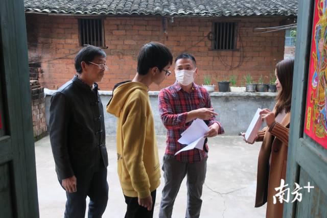 疫情期间驻村第一书记林志和（左三）向贫困户学生（左二）发放网课用平板电脑