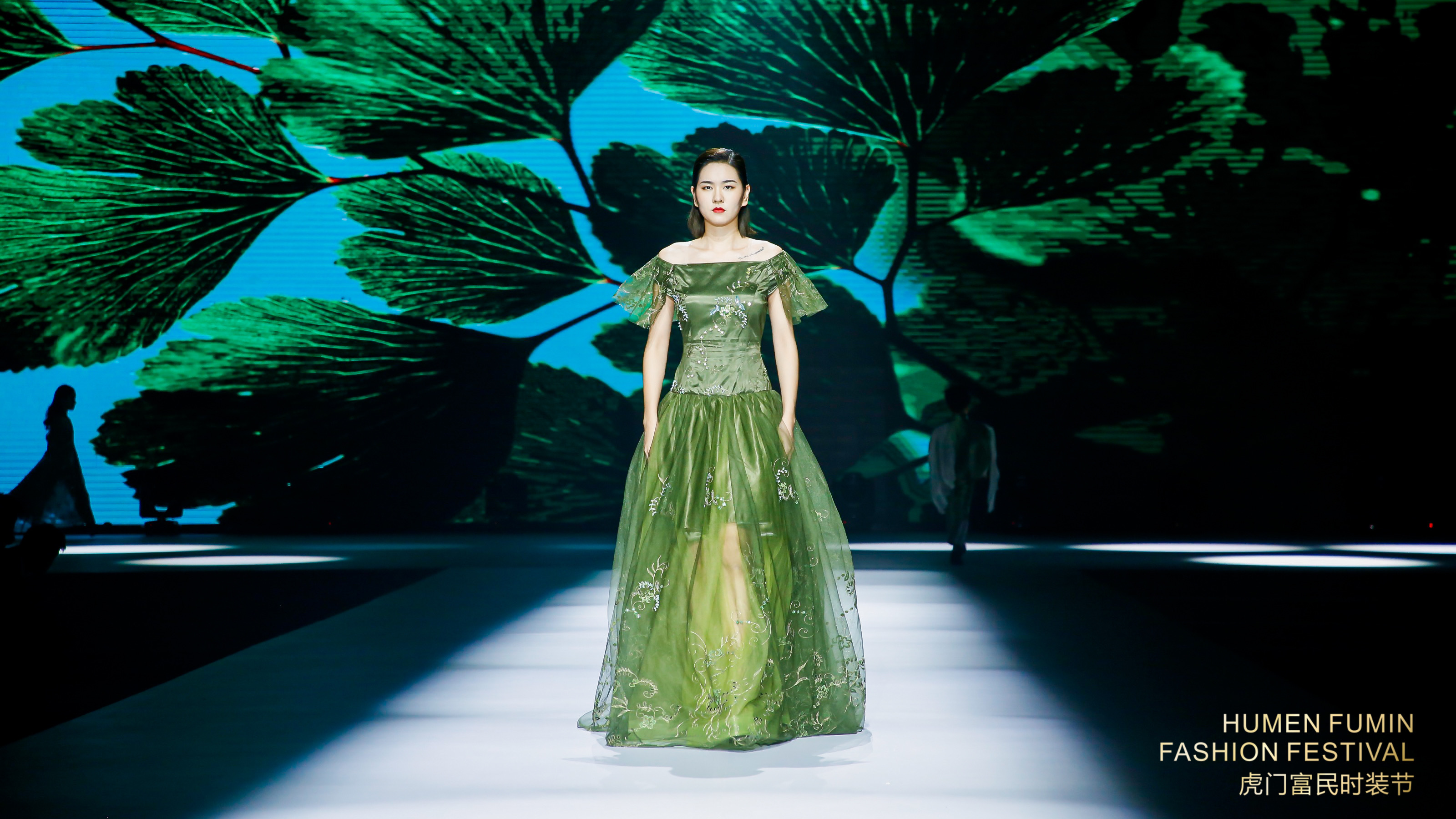 以《林间禅语》为主题的2021虎门富民春夏流行趋势专场发布，其设计灵感从宁静清幽林间中获取，主要色调有薄荷绿，古今黄，蜜瓜橙，流水蓝，黑白灰调等。