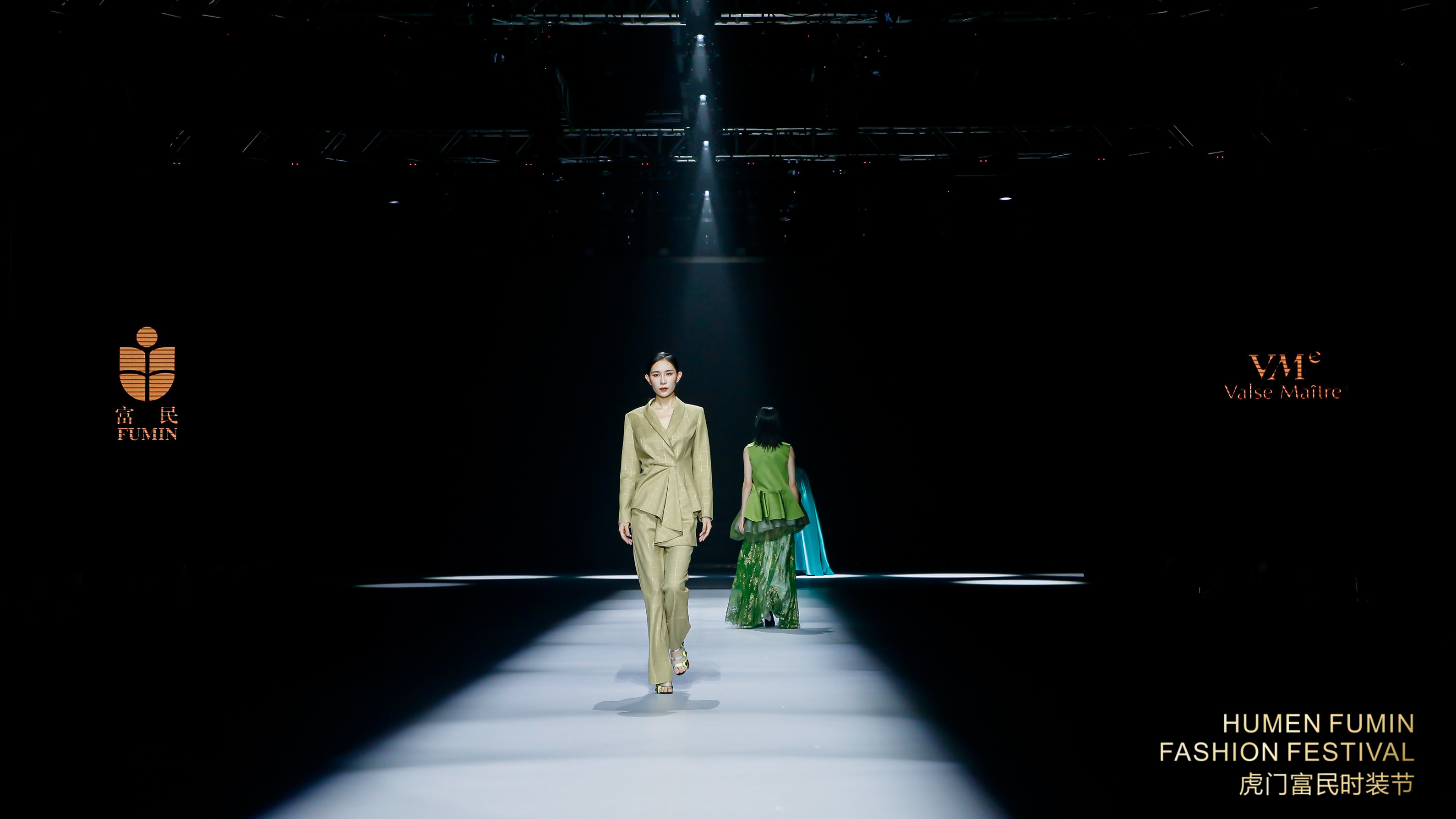 以《林间禅语》为主题的2021虎门富民春夏流行趋势专场发布，其设计灵感从宁静清幽林间中获取，主要色调有薄荷绿，古今黄，蜜瓜橙，流水蓝，黑白灰调等。