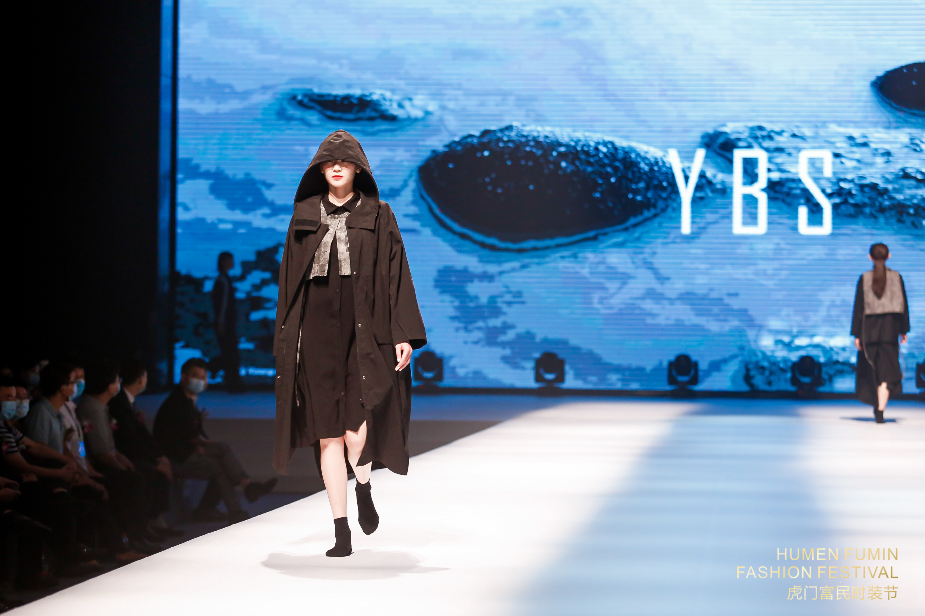 以《林间禅语》为主题的2021虎门富民春夏流行趋势专场发布，其设计灵感从宁静清幽林间中获取，主要色调有薄荷绿，古今黄，蜜瓜橙，流水蓝，黑白灰调等。