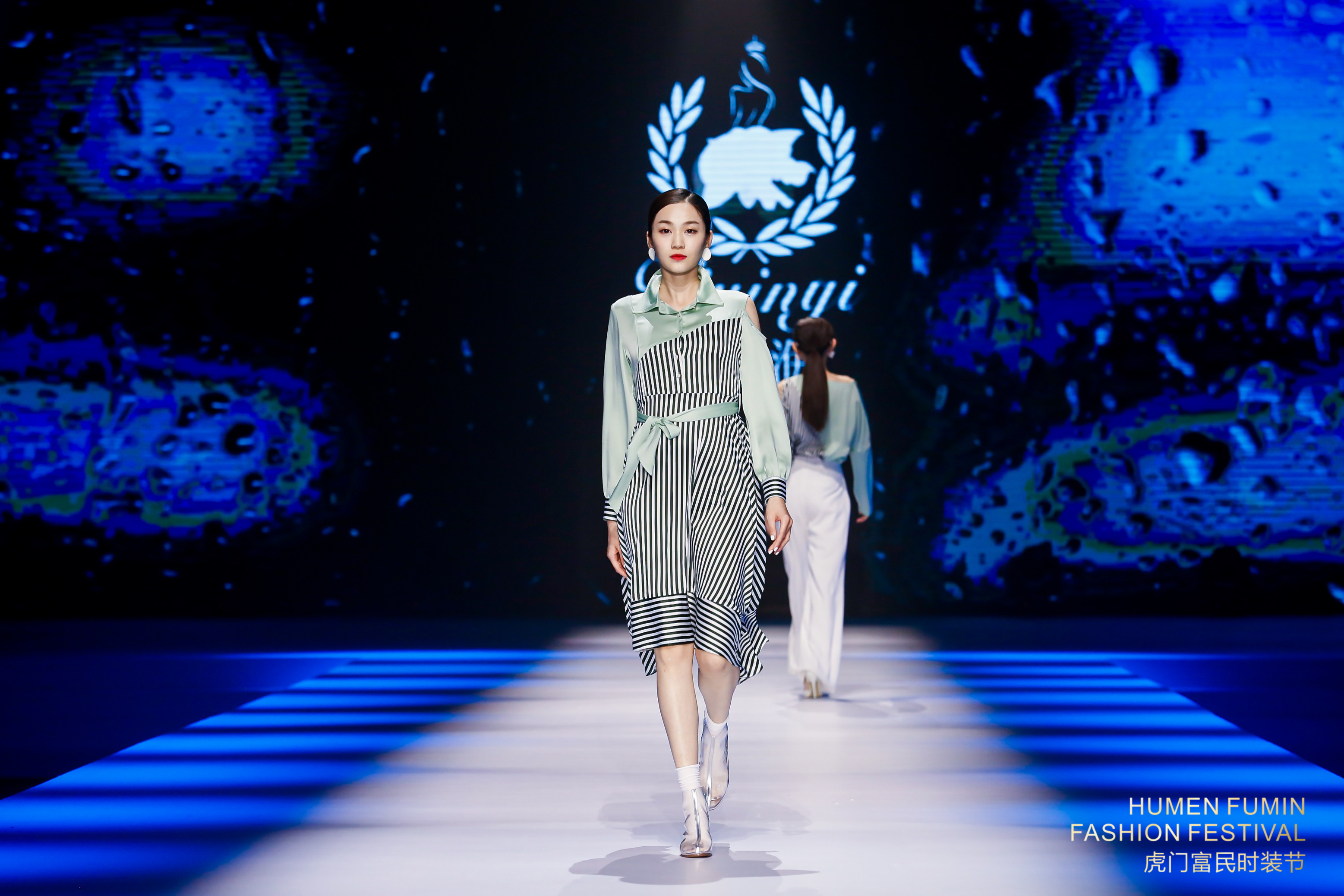 以《林间禅语》为主题的2021虎门富民春夏流行趋势专场发布，其设计灵感从宁静清幽林间中获取，主要色调有薄荷绿，古今黄，蜜瓜橙，流水蓝，黑白灰调等。