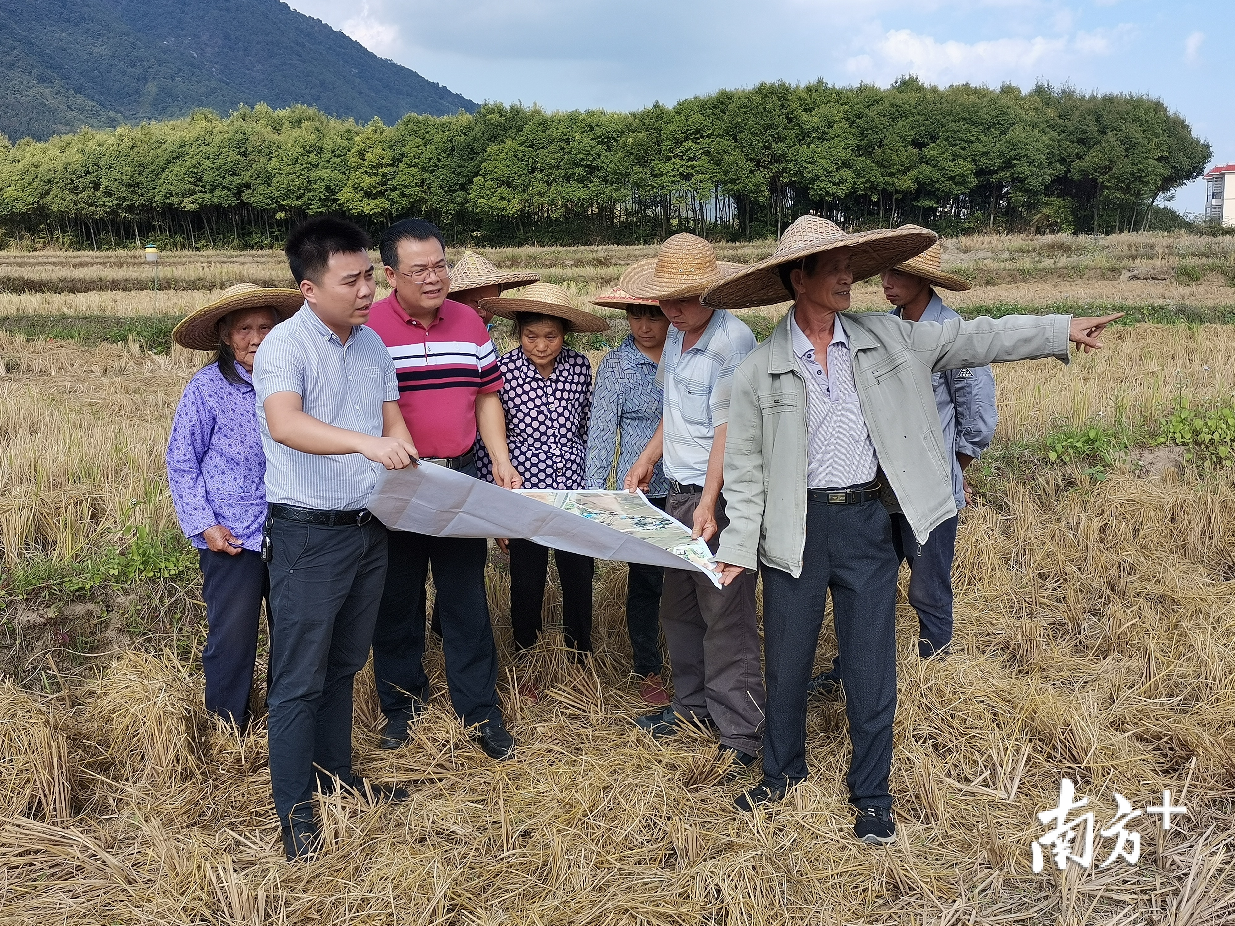 黄志强（左二）与村民在现场确定地界。