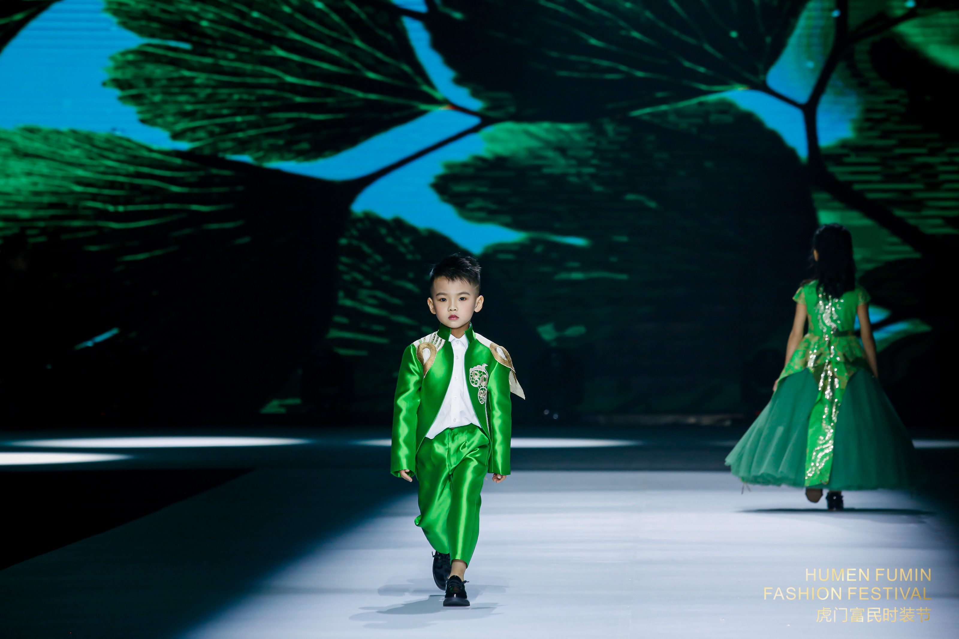 以《林间禅语》为主题的2021虎门富民春夏流行趋势专场发布，其设计灵感从宁静清幽林间中获取，主要色调有薄荷绿，古今黄，蜜瓜橙，流水蓝，黑白灰调等。