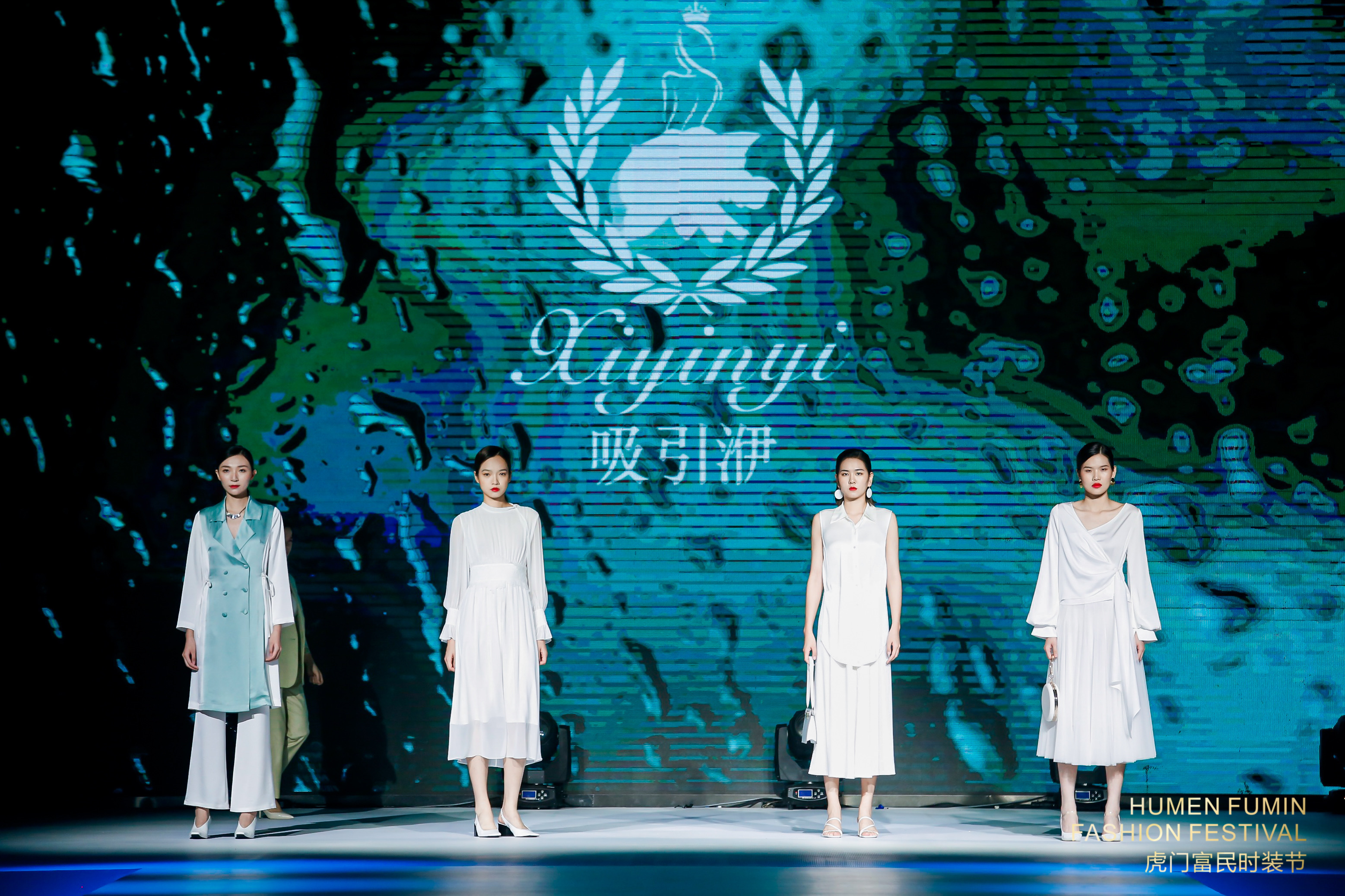 以《林间禅语》为主题的2021虎门富民春夏流行趋势专场发布，其设计灵感从宁静清幽林间中获取，主要色调有薄荷绿，古今黄，蜜瓜橙，流水蓝，黑白灰调等。