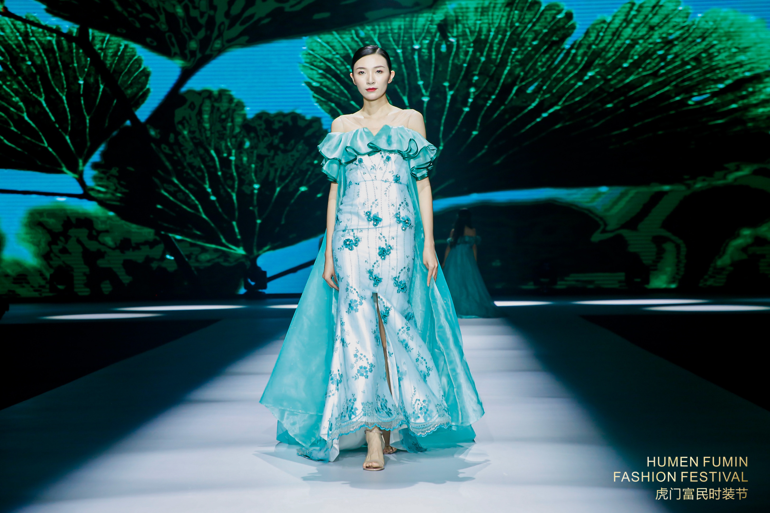 以《林间禅语》为主题的2021虎门富民春夏流行趋势专场发布，其设计灵感从宁静清幽林间中获取，主要色调有薄荷绿，古今黄，蜜瓜橙，流水蓝，黑白灰调等。