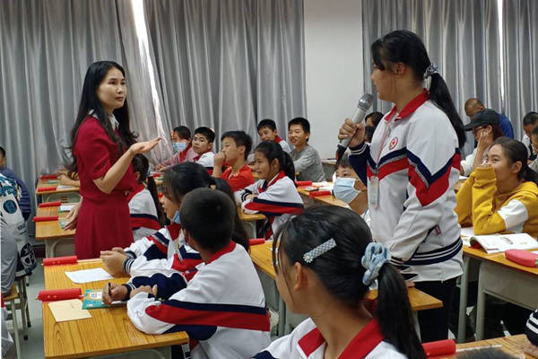 广州市越秀区东山培正小学教师罗笑授课.