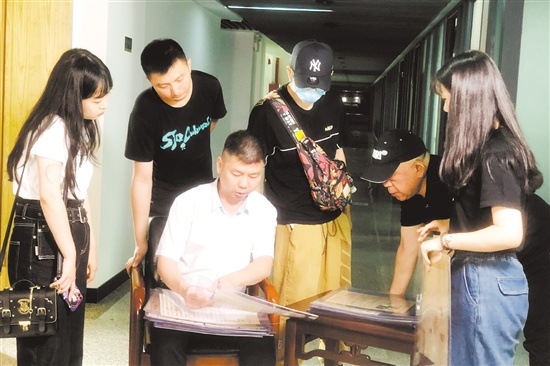 民间银信收藏家关翌春向摄制组展示银信藏品。