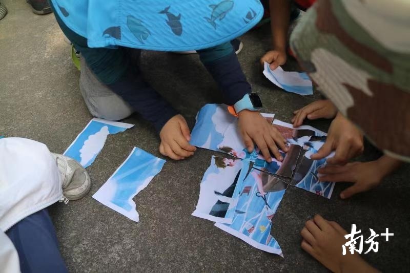 小朋友通过互动游戏模拟修复“破碎”的大自然