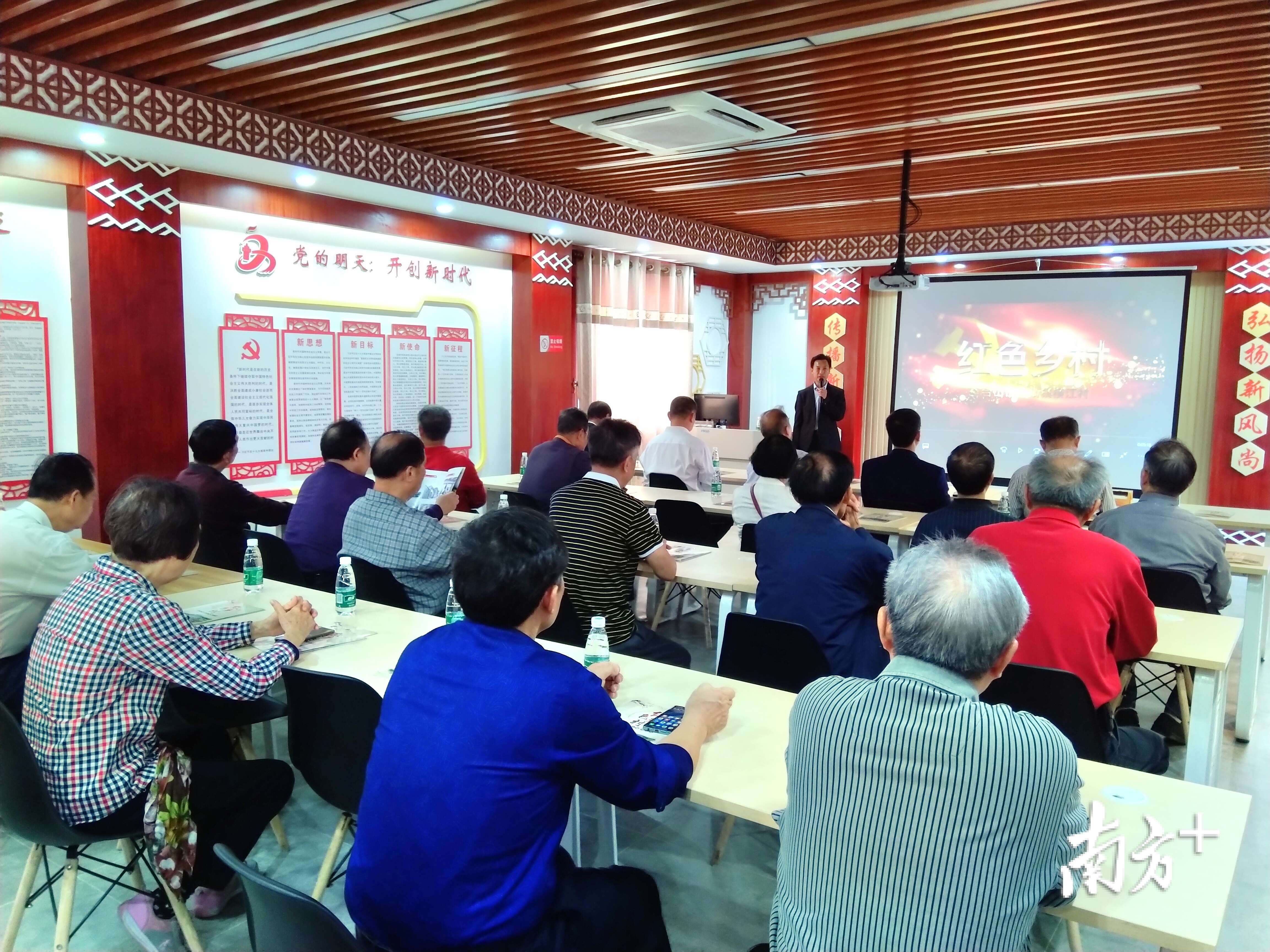 横江村党总支书记、村委会主任黄伟明召集村民代表共商发展良策。