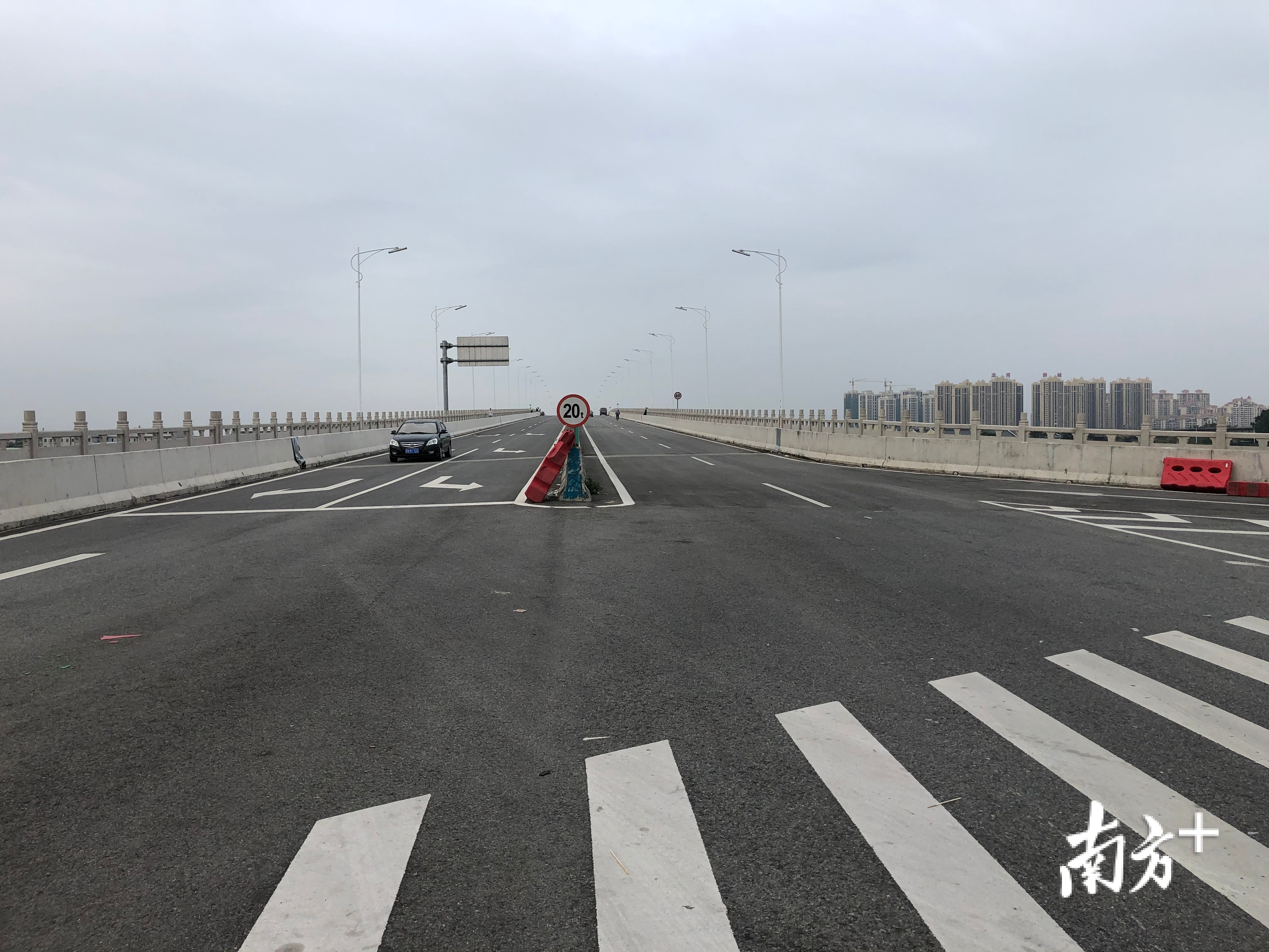 石龙红海大桥交通标志尚未完善 石龙红海大桥交通标志尚未完善