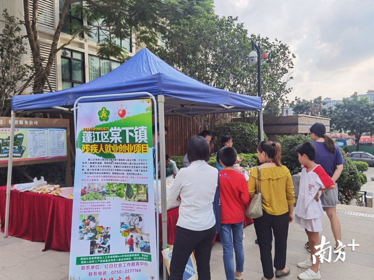 活动吸引了社区居民前来了解义卖活动及产品