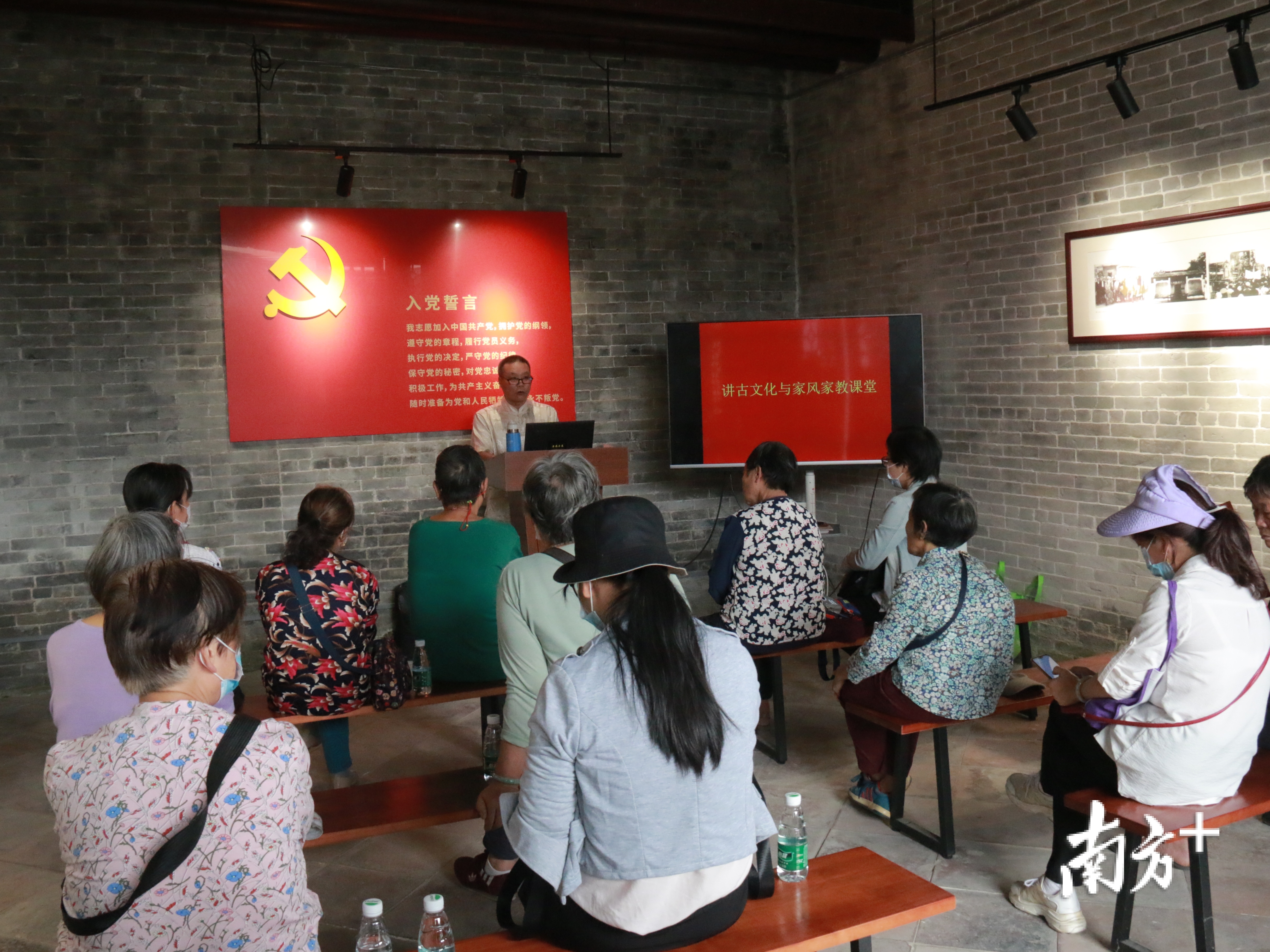 大岭村新时代文明实践站内正在开展宣讲活动。