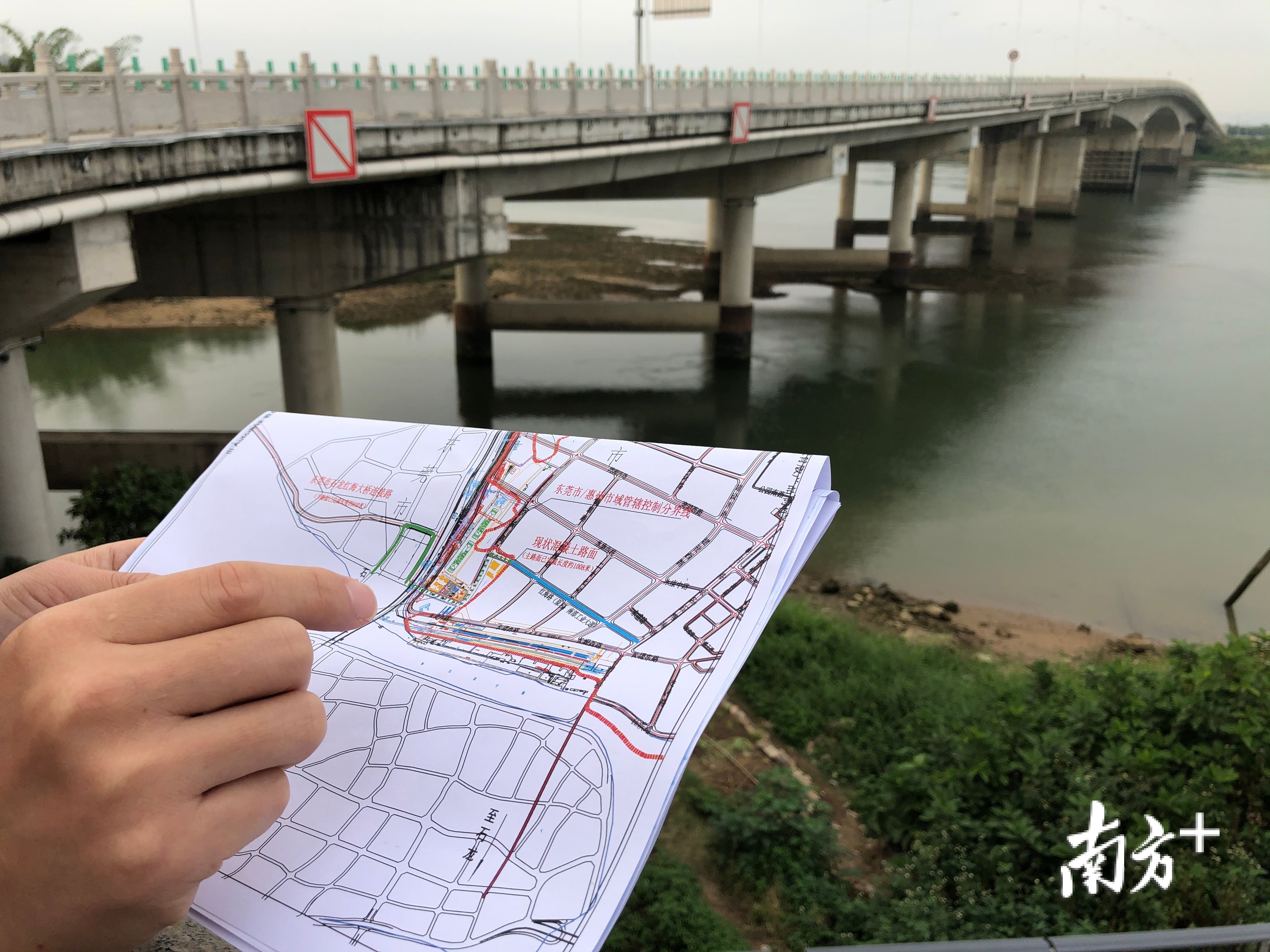 石湾镇相关负责人正在讲解与石龙红海大桥对接的交通路网