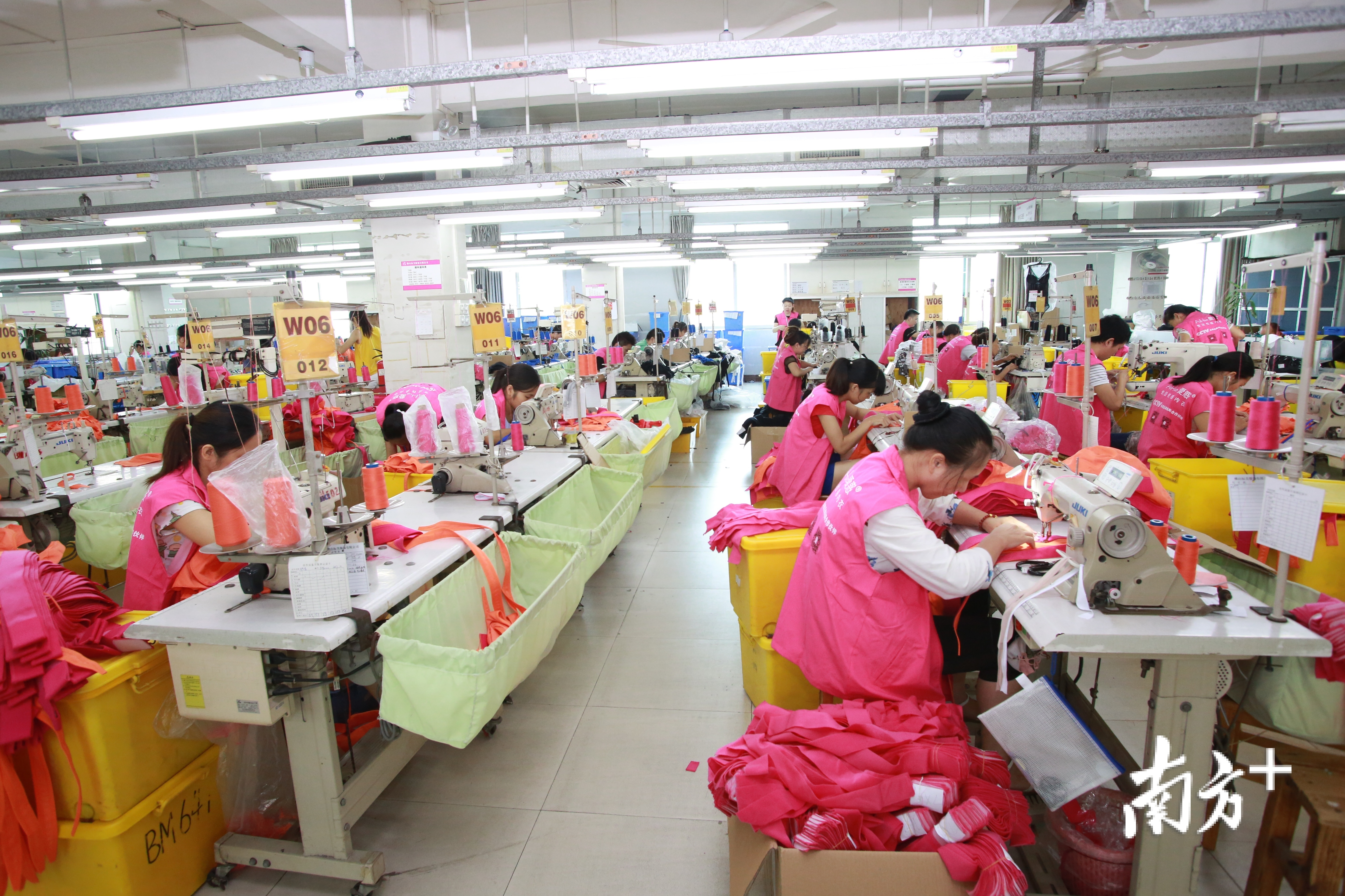 在标美服饰的工厂里,工人们正在缝纫模杯企业供图
