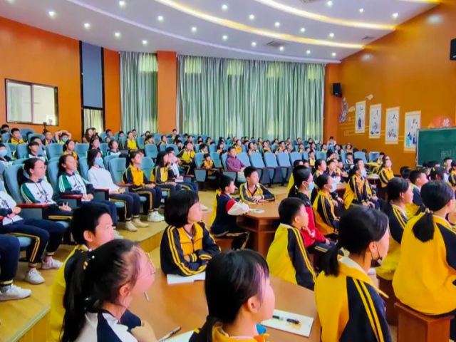 狮山资讯 |《民法典》与生活同行 ——横岗小学高级部开展道德讲堂活动