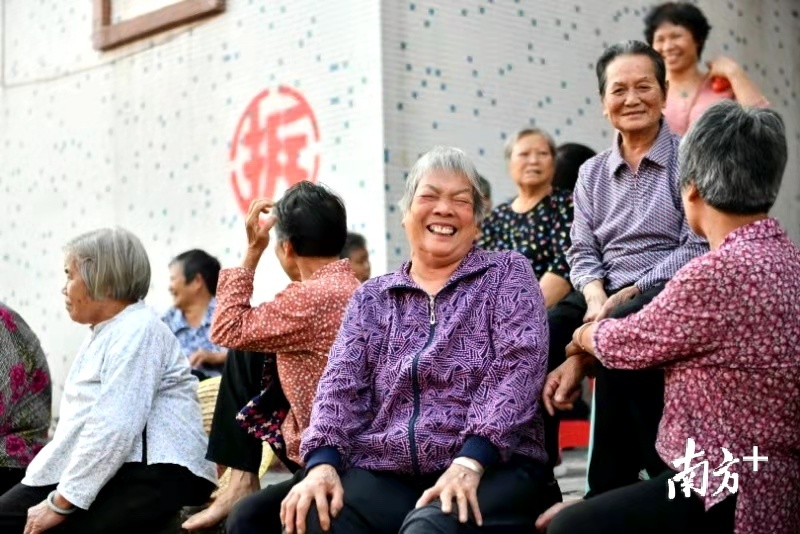 启动仪式现场,众多村民到场,喜悦之情溢于言表。