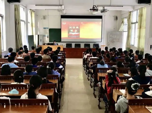 用民法“典”守护成长——清新区检察院到清新区洄澜中学开展“送法进校园”活动