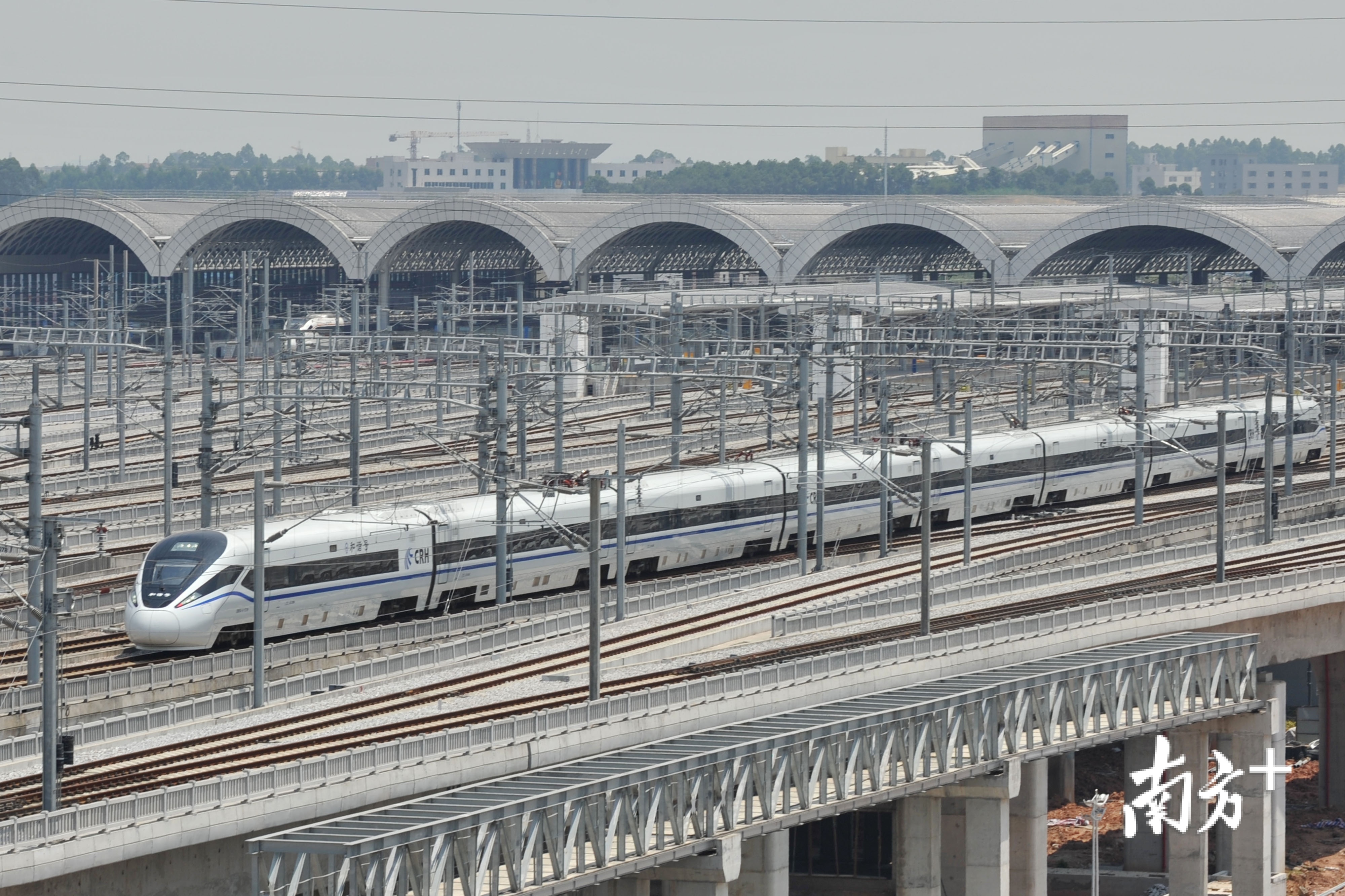 从佛山西站开出的列车。南方日报记者 戴嘉信 摄