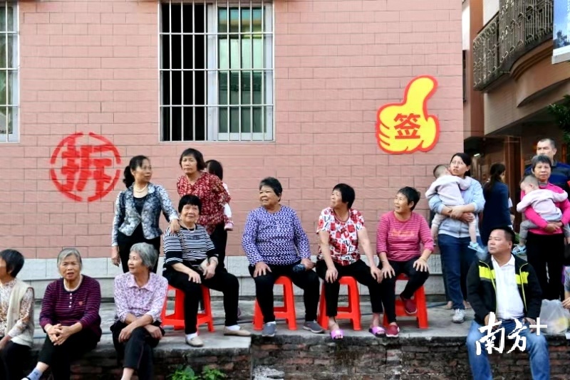 启动仪式现场,众多村民到场,喜悦之情溢于言表。