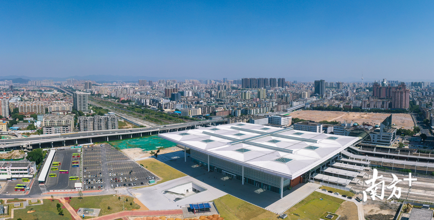 广清城轨花都站. 曾亮超 摄