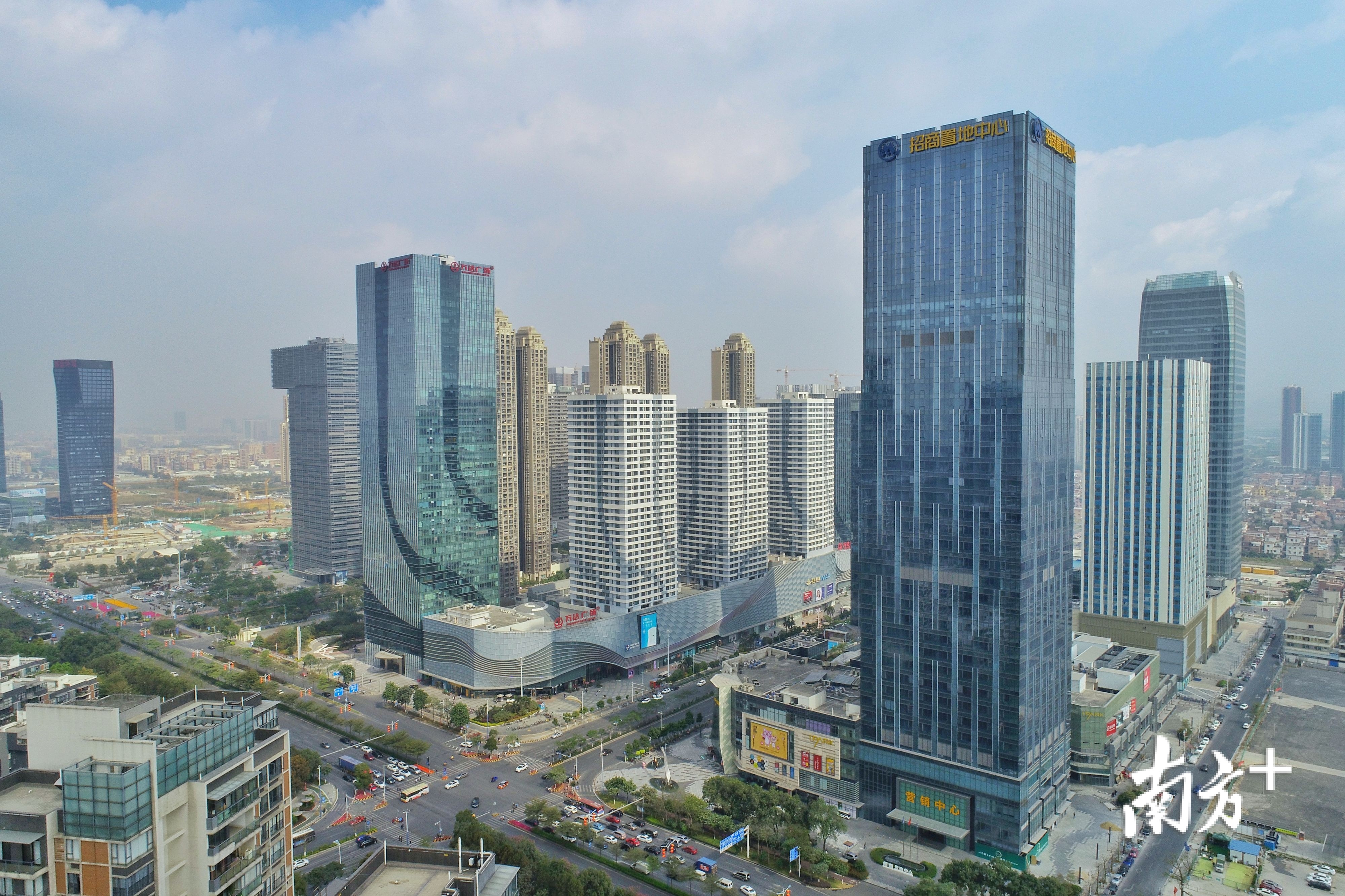 桂澜路上的万达广场与招商ipark广场。南方日报记者 戴嘉信 摄