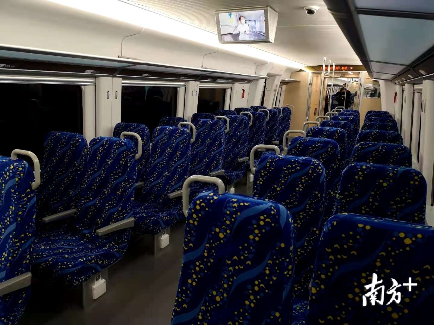 工作人员介绍广清城际、广州东环城际票价。